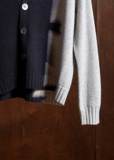 SUZUSAN 3085K-545 Cashmere Seamles Short Cardigan Sekka Shibori "Bridge" Black - Light Grey