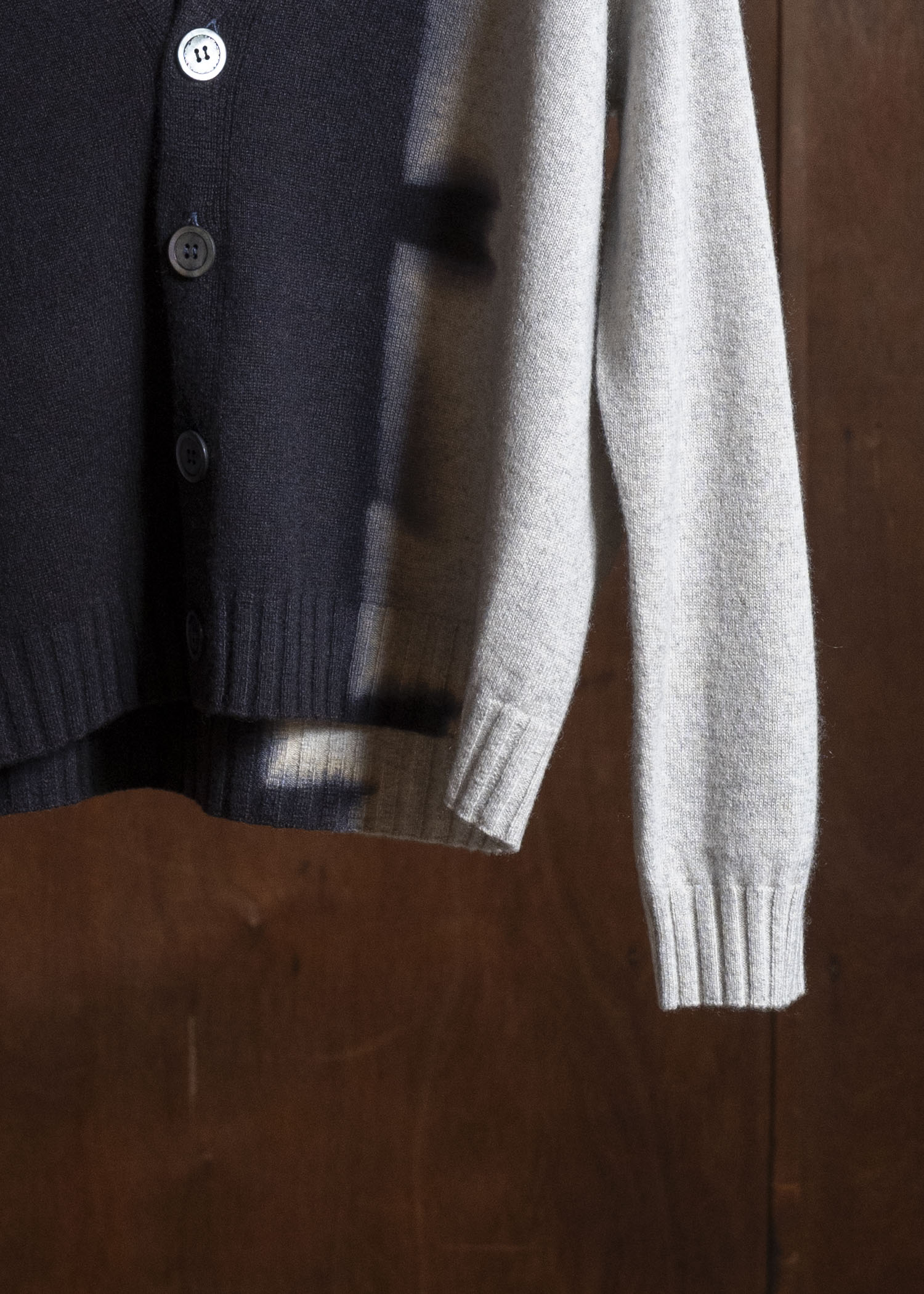 SUZUSAN 3085K-545 Cashmere Seamles Short Cardigan Sekka Shibori "Bridge" Black - Light Grey