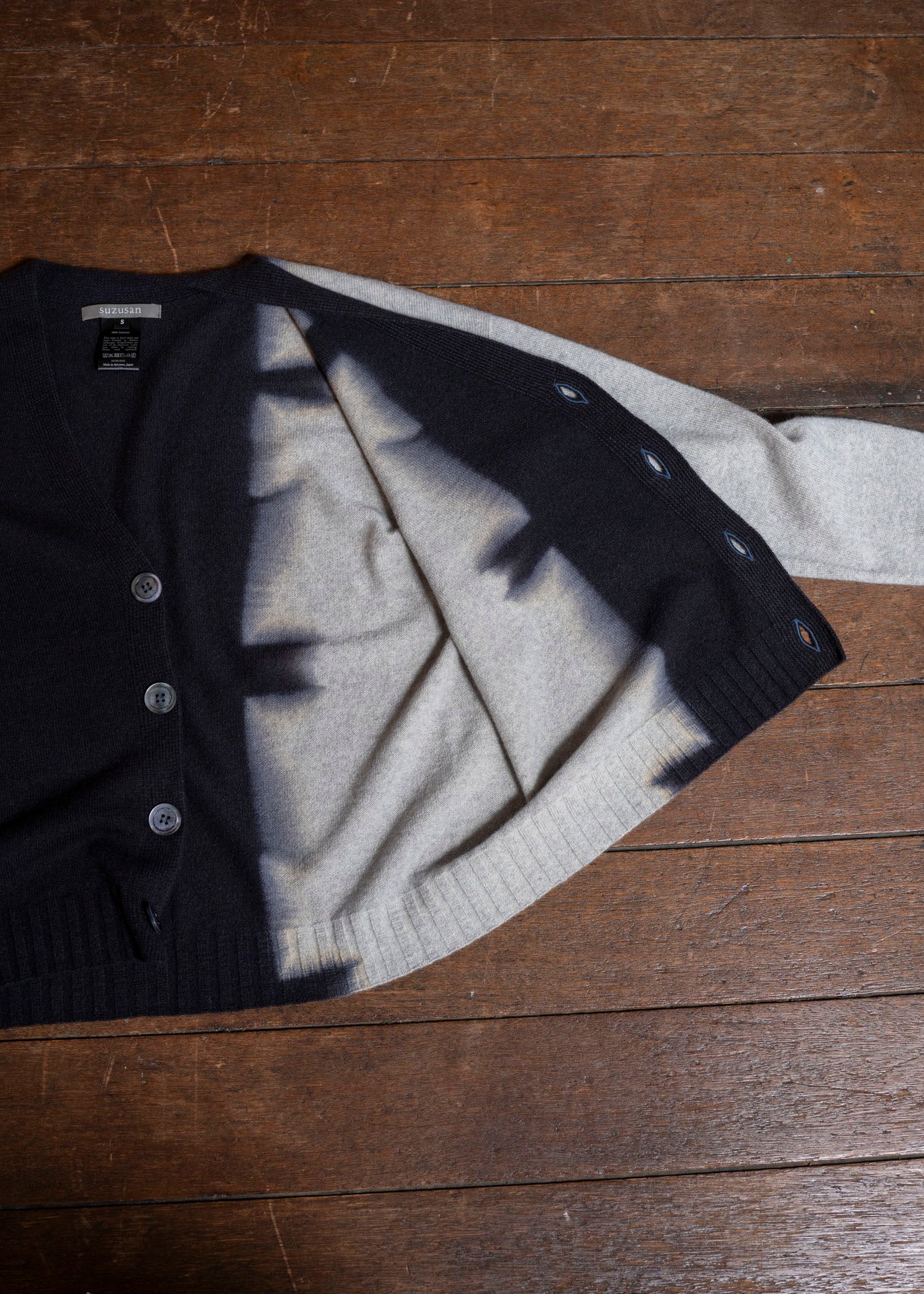 SUZUSAN 3085K-545 Cashmere Seamles Short Cardigan Sekka Shibori "Bridge" Black - Light Grey