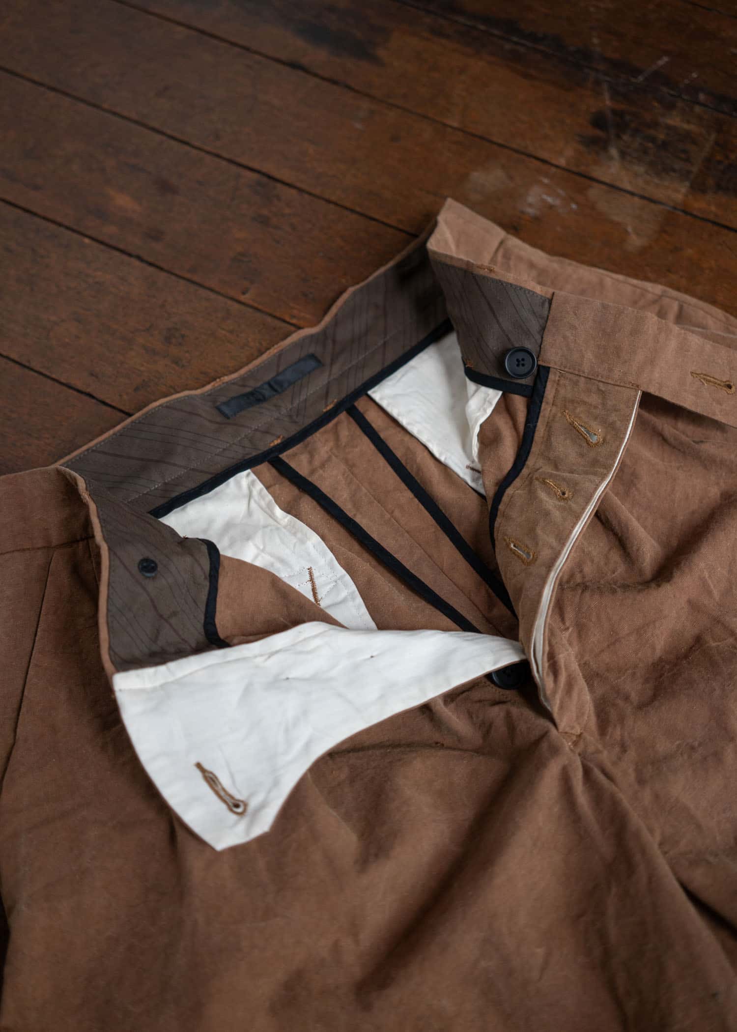 KLASICA Tucked x2 Trousers / Kakishibu Brown