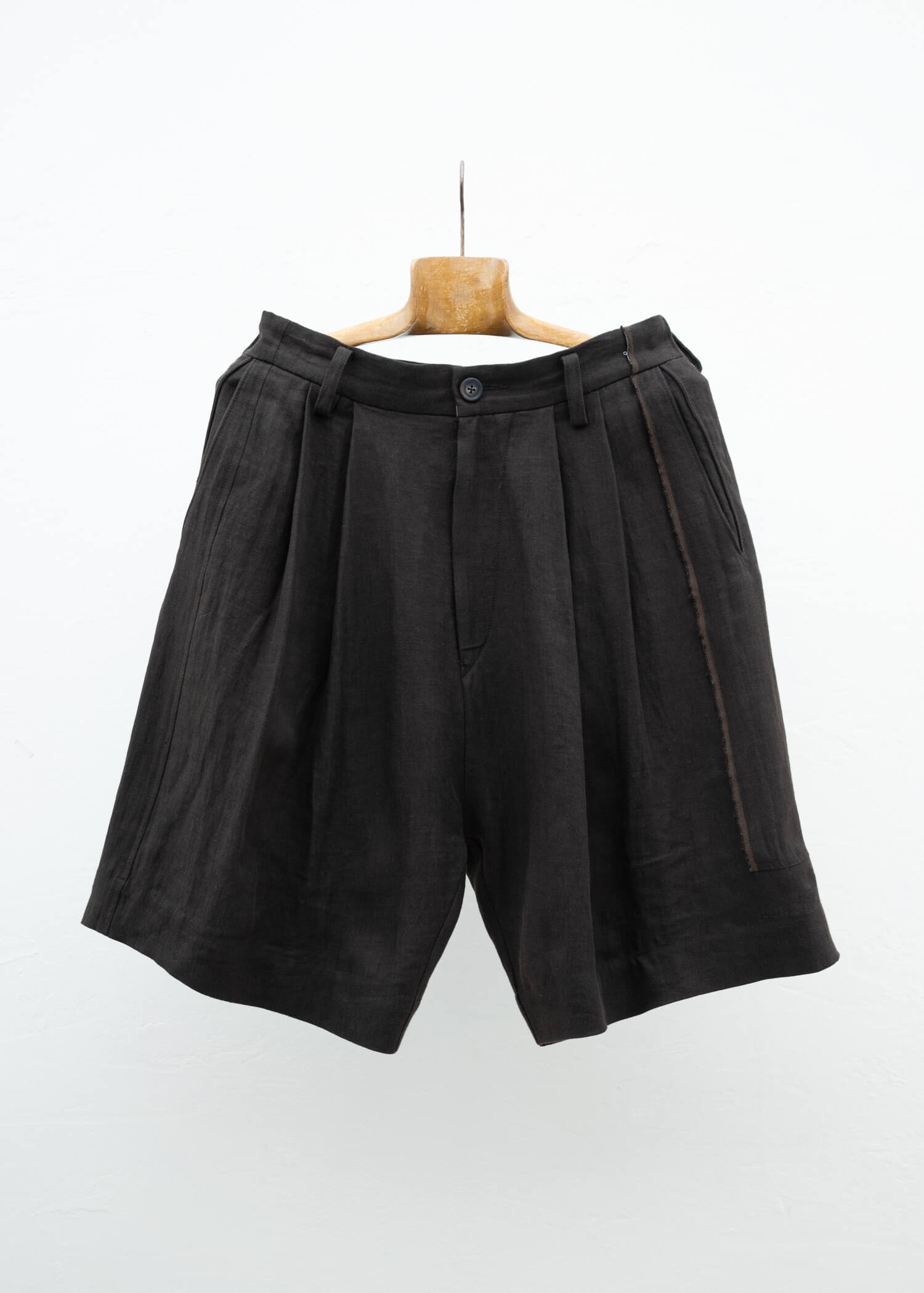 ZIGGY CHEN PLEATED WIDE SHORTS