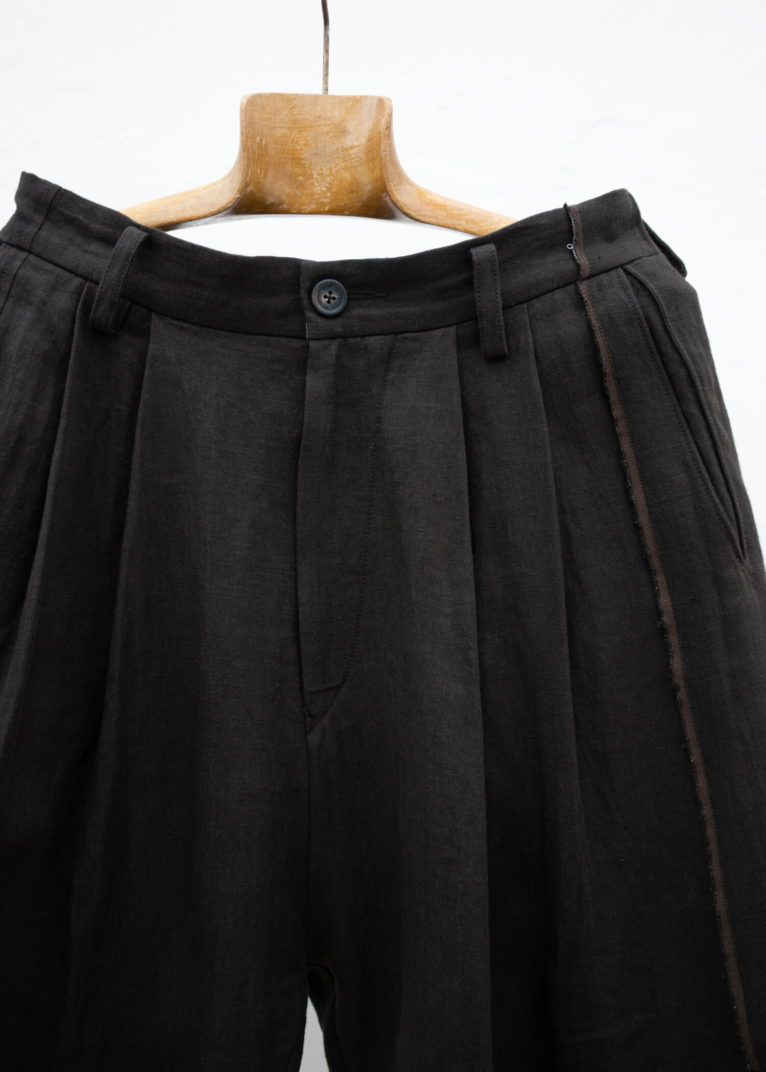 ZIGGY CHEN PLEATED WIDE SHORTS