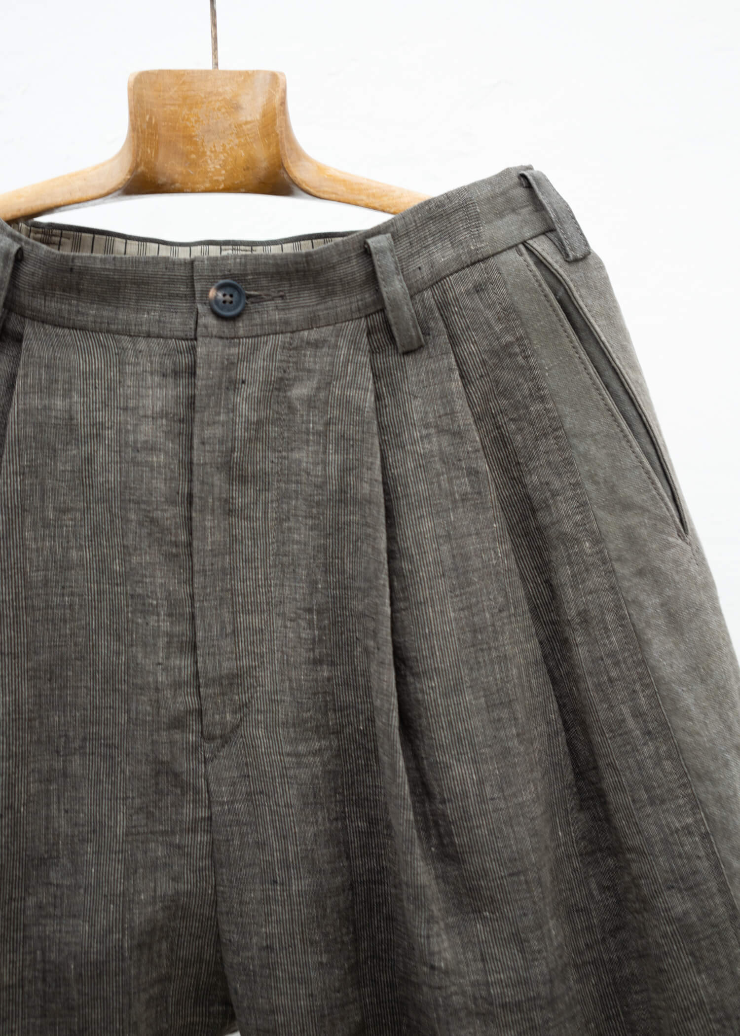 ZIGGY CHEN BI-FABRIC PLEATED WIDE SHORTS・