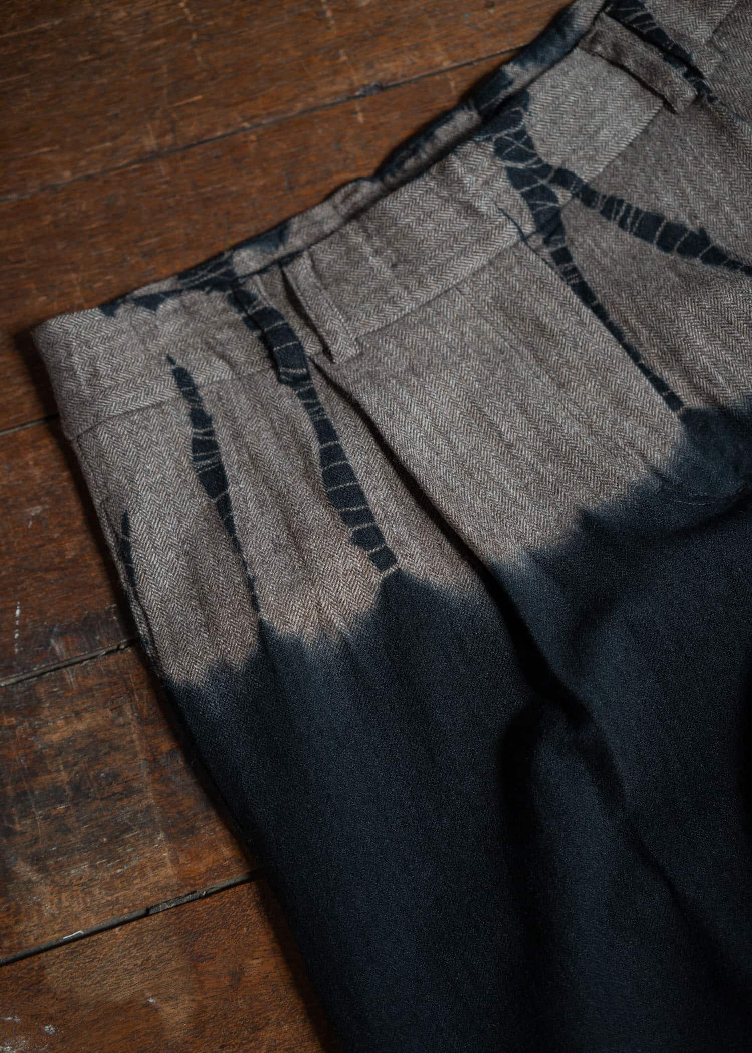 SUZUSAN Wool Cashmere Herri Ngbone Wide Trousers  Tesuji Shibori Fragment Black X Muddy Brown 5042WNK-021-1010