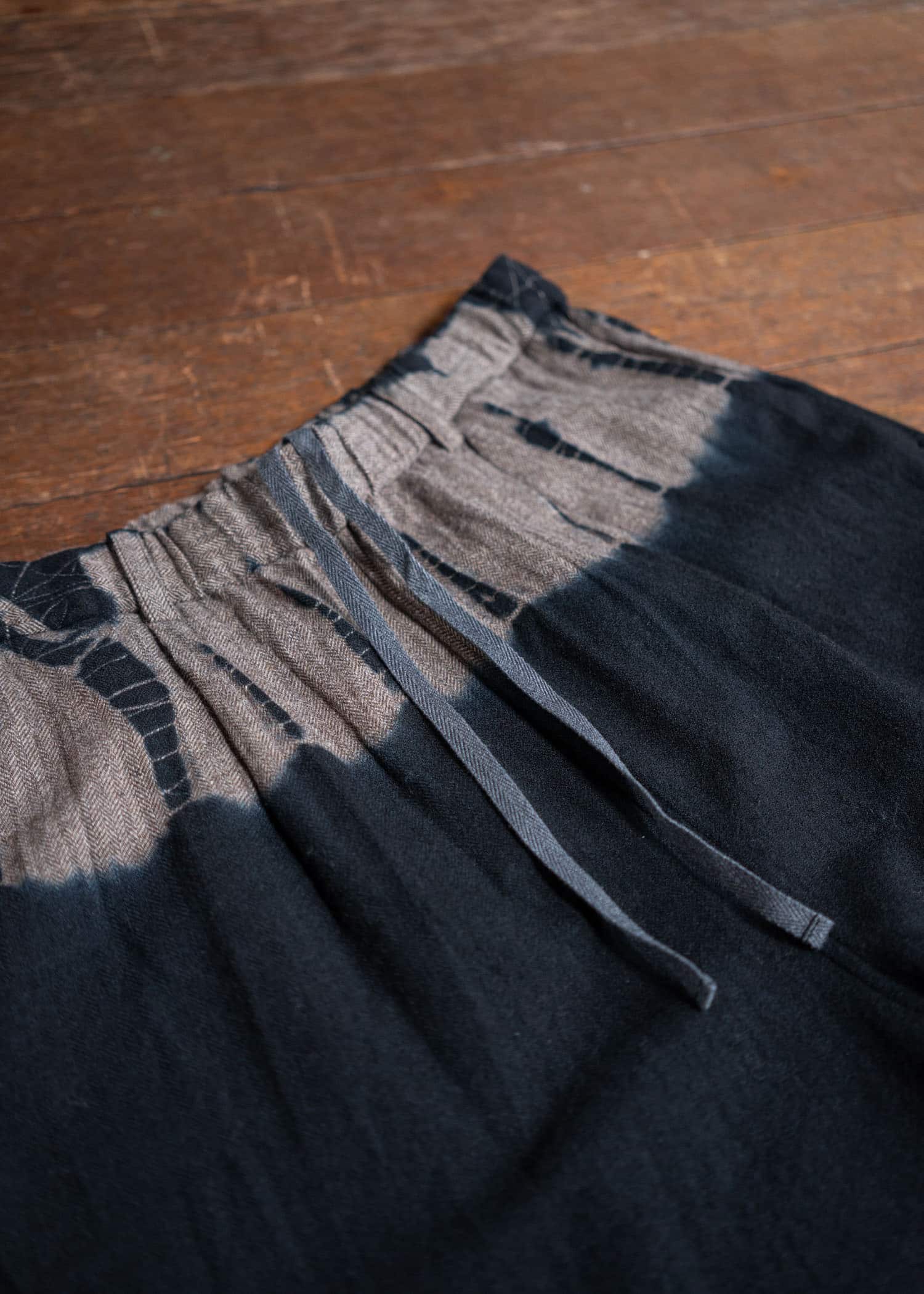 SUZUSAN Wool Cashmere Herri Ngbone Drawstring W Ide Pants Tesuji Shibori Fragment Black X Muddy Brown 5041WNK-021-1010