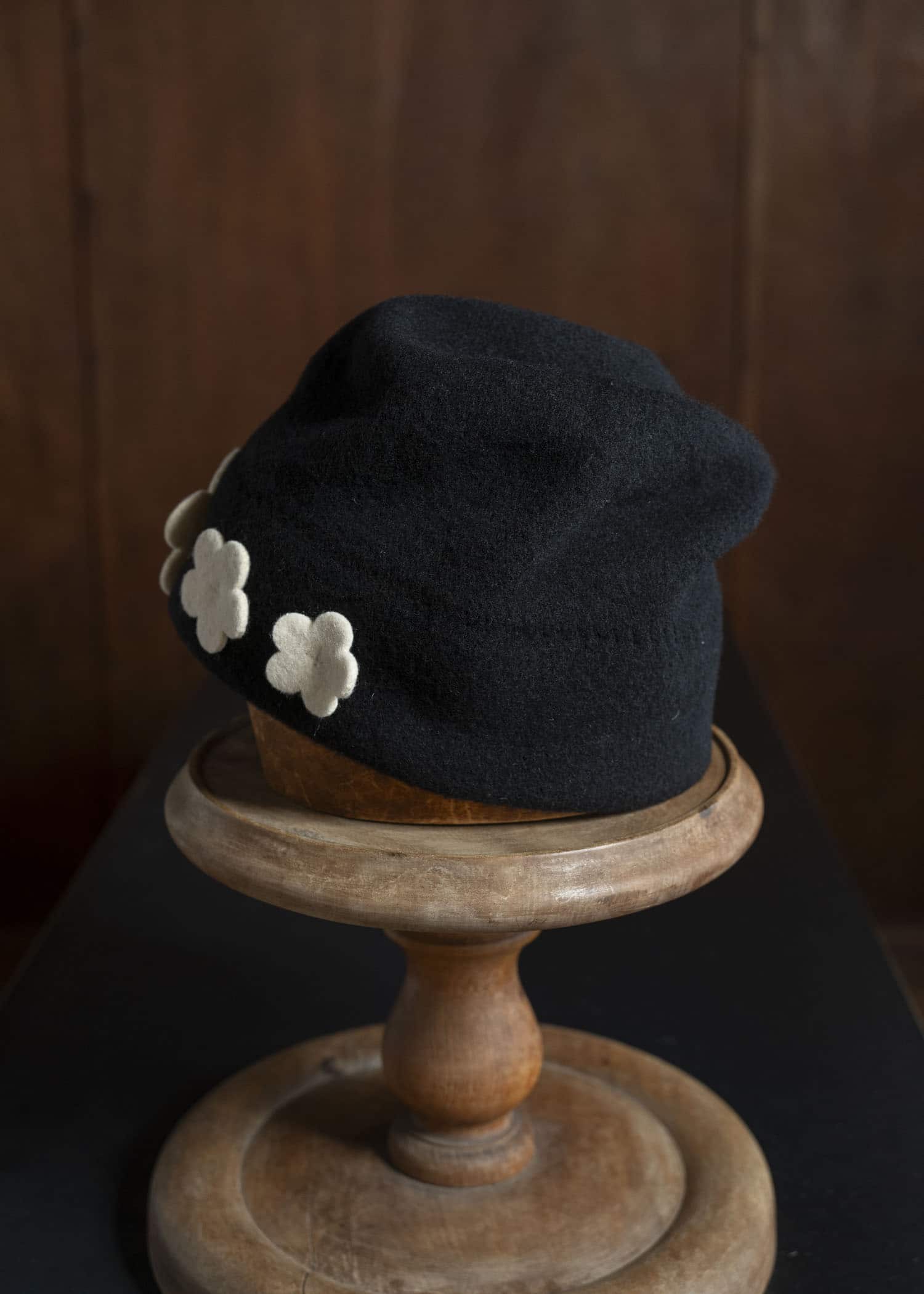 SCHA #2-7-W Medium FLOWERS-W black ecru #1757