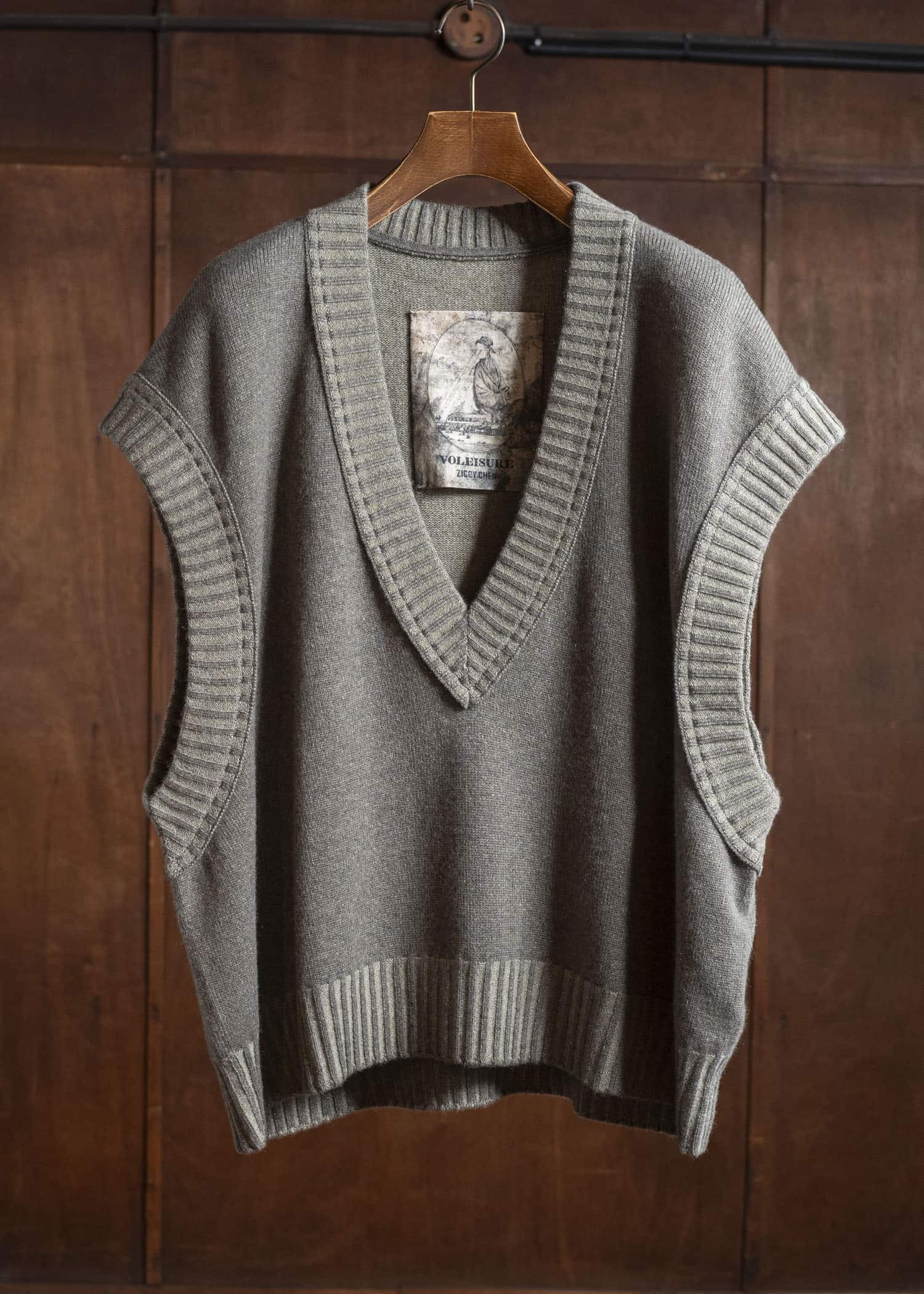 ZIGGY CHEN 0M2532011 SLEEVELESS V-NECK SWEATER 54