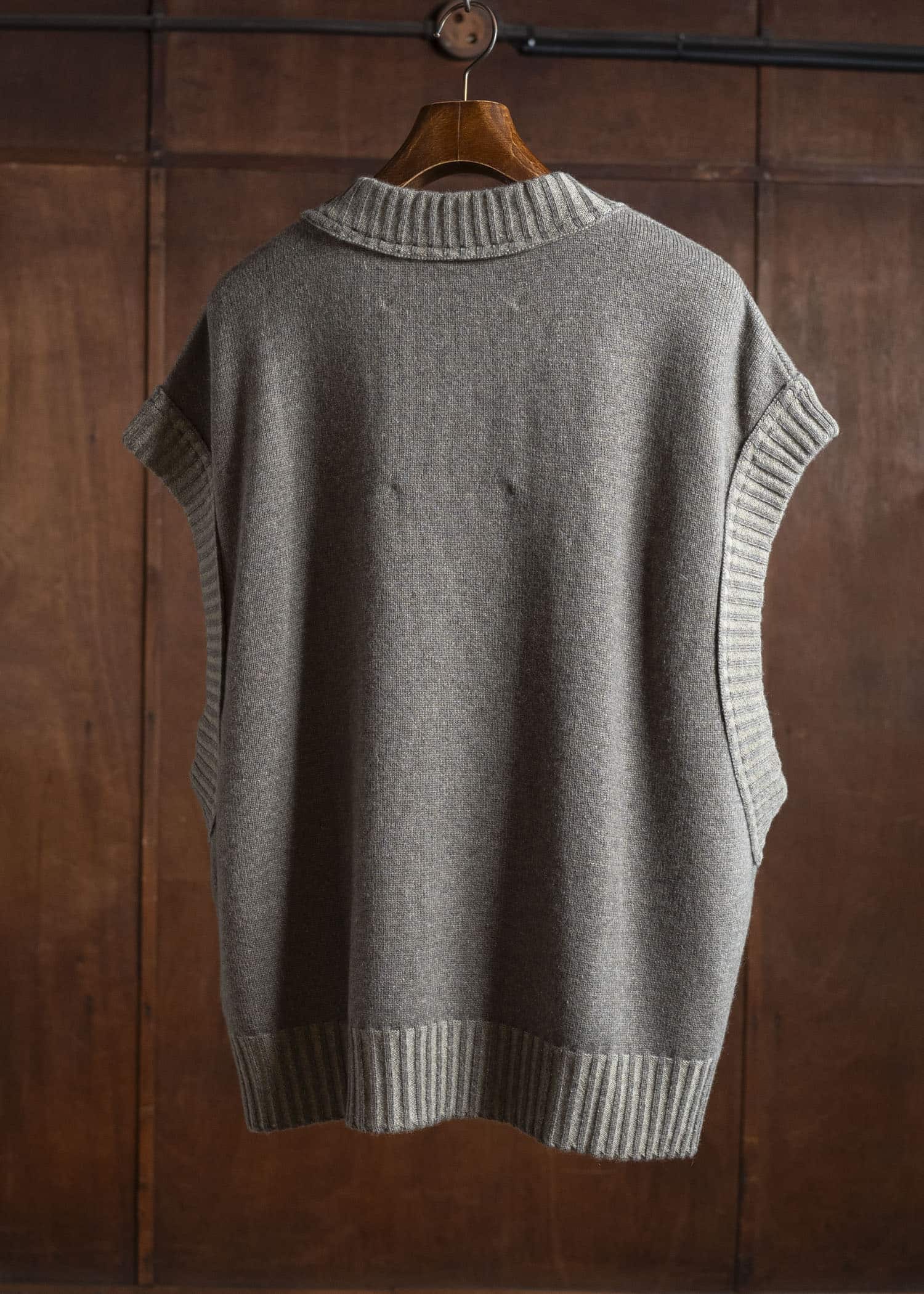 ZIGGY CHEN 0M2532011 SLEEVELESS V-NECK SWEATER 54