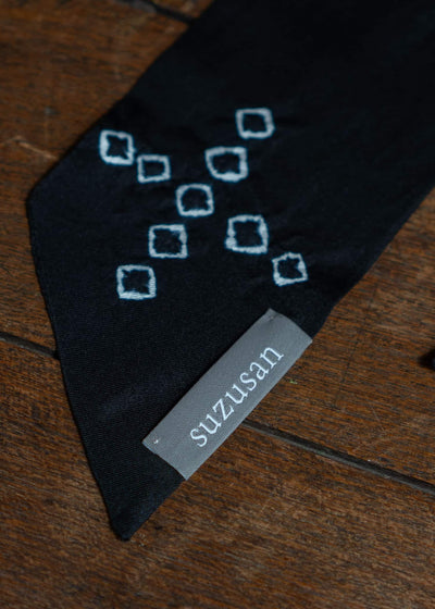 SUZUSAN Silk Twill Woven Narrow Scarf(Tsukidashi Kanoko Shibori """"o+"""") Black x White