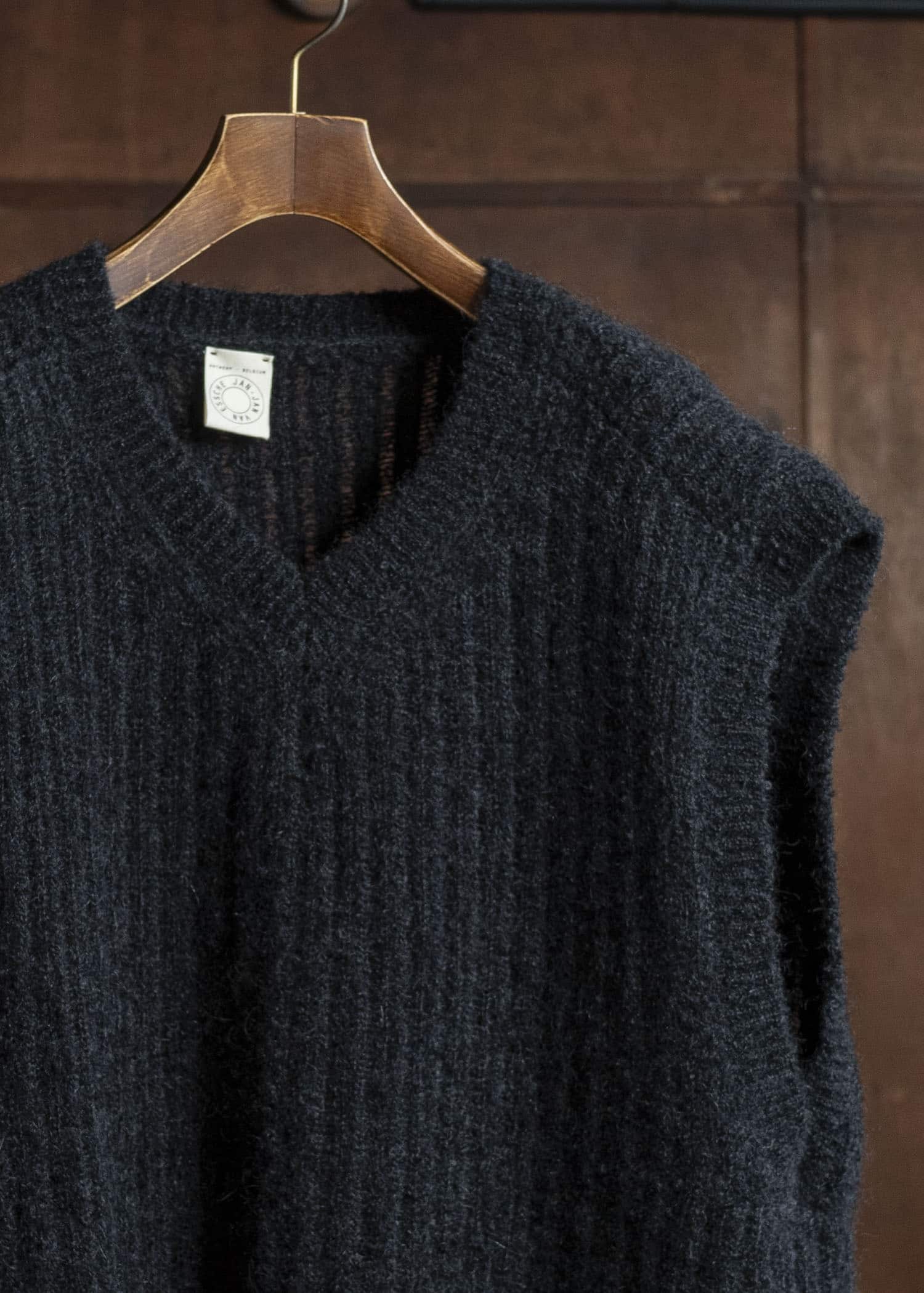 JAN-JAN VAN ESSCHE KNIT # 72 SLEEVELESS V-NECK Goat Mohair Black