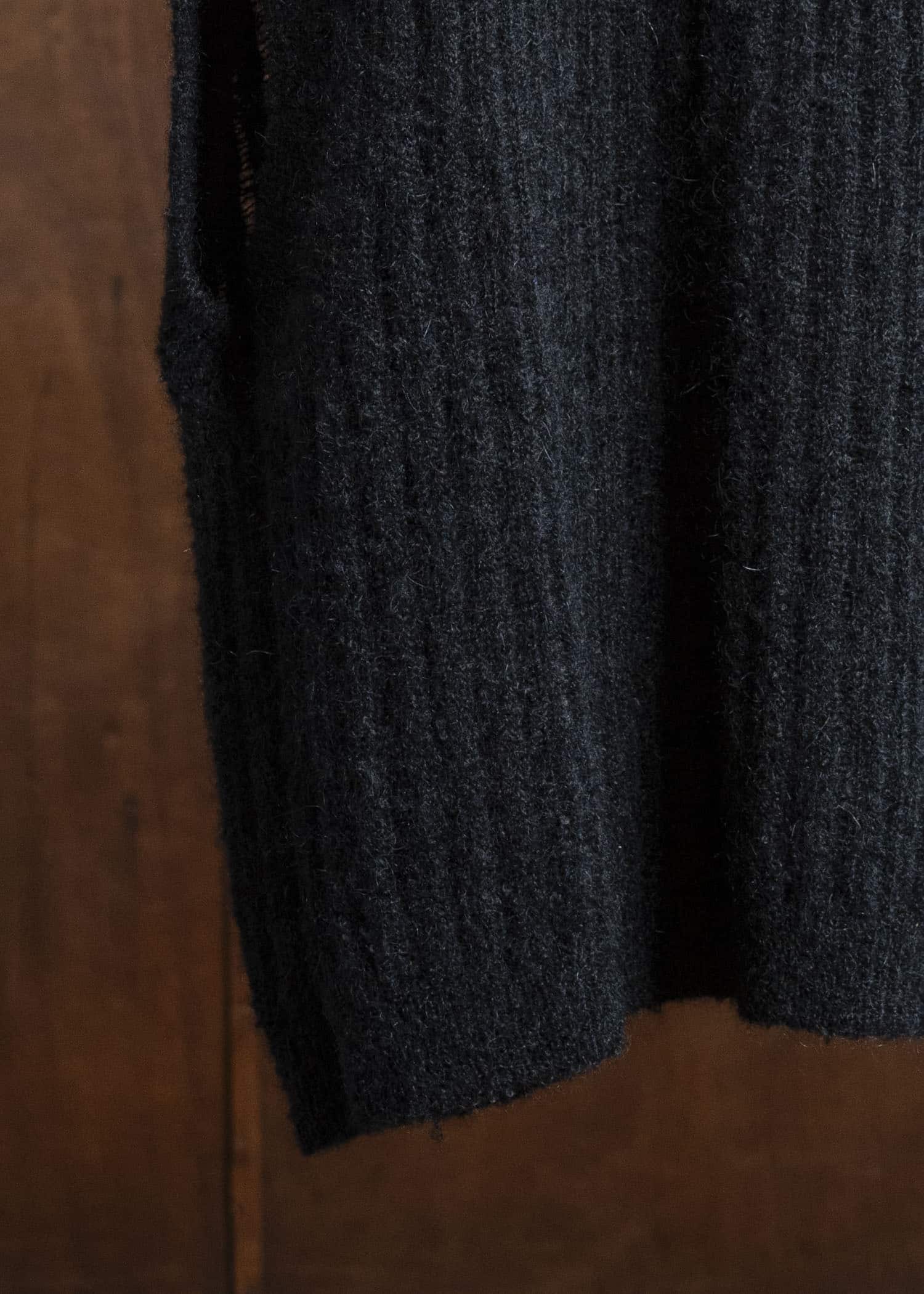 JAN-JAN VAN ESSCHE KNIT # 72 SLEEVELESS V-NECK Goat Mohair Black