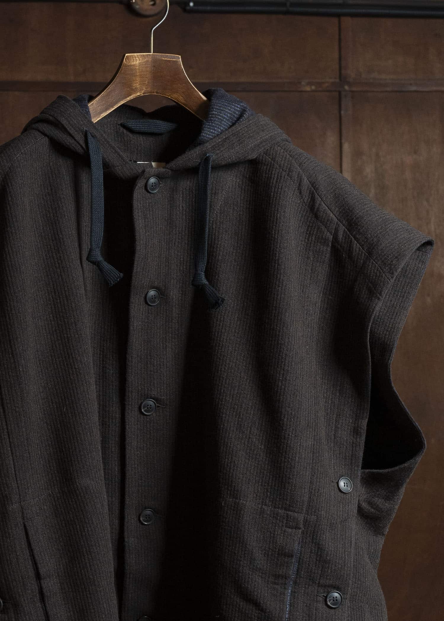 JAN-JAN VAN ESSCHE CAPE#5 SLEEVELESS CAPE WITH HOOD Ridged Linen Wool Eggplant/Indigo