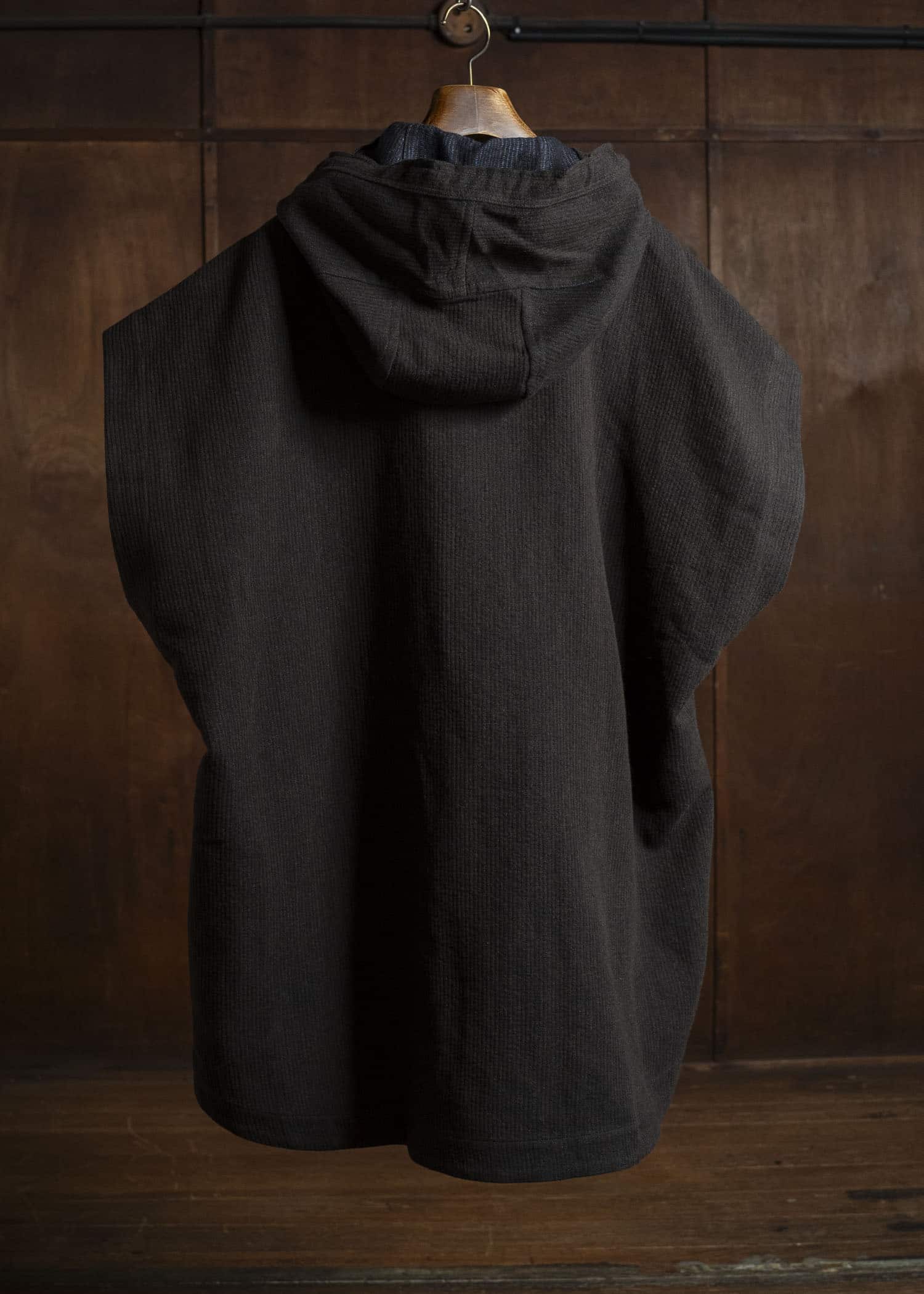 JAN-JAN VAN ESSCHE CAPE#5 SLEEVELESS CAPE WITH HOOD Ridged Linen Wool Eggplant/Indigo