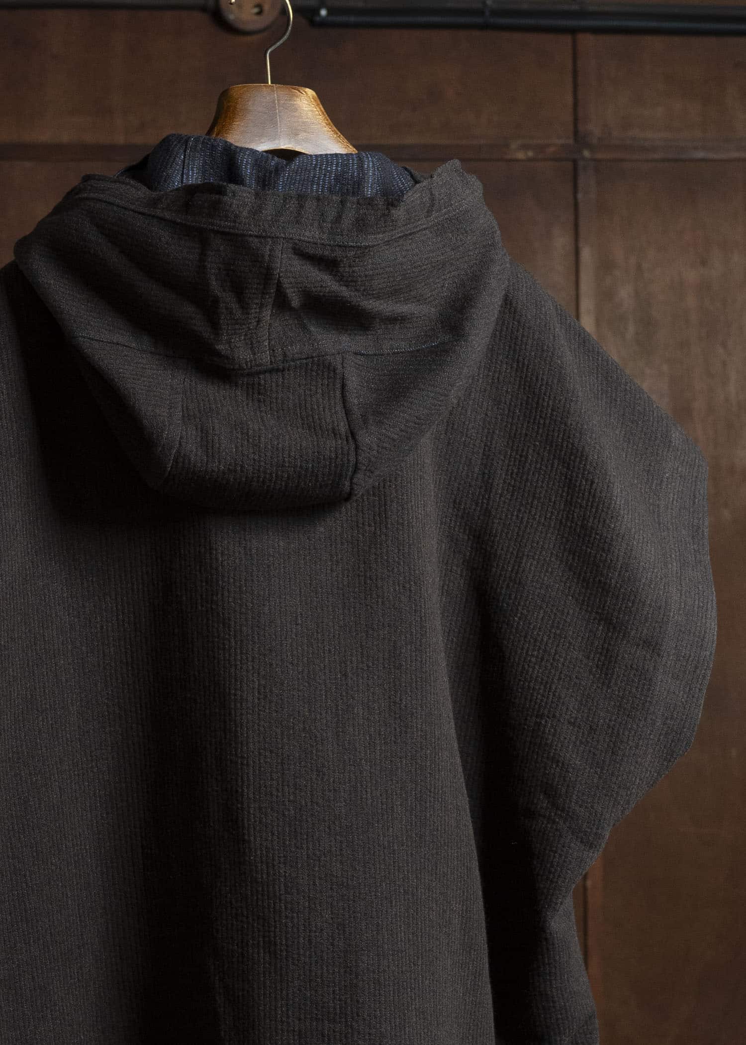 JAN-JAN VAN ESSCHE CAPE#5 SLEEVELESS CAPE WITH HOOD Ridged Linen Wool Eggplant/Indigo
