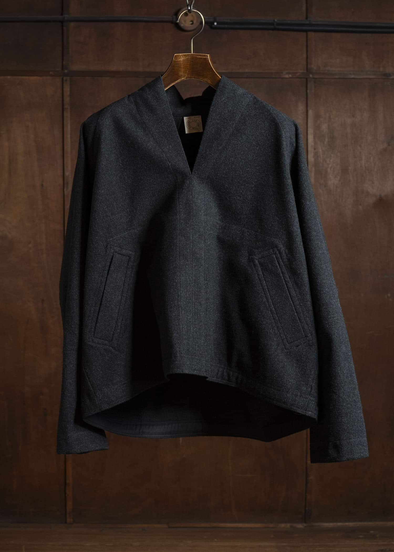 JAN-JAN VAN ESSCHE SWEAT#65 KIMONO COLLAR WOVEN SWEAT WITH JET POCKETS Soft Brushed Twill Anthracite