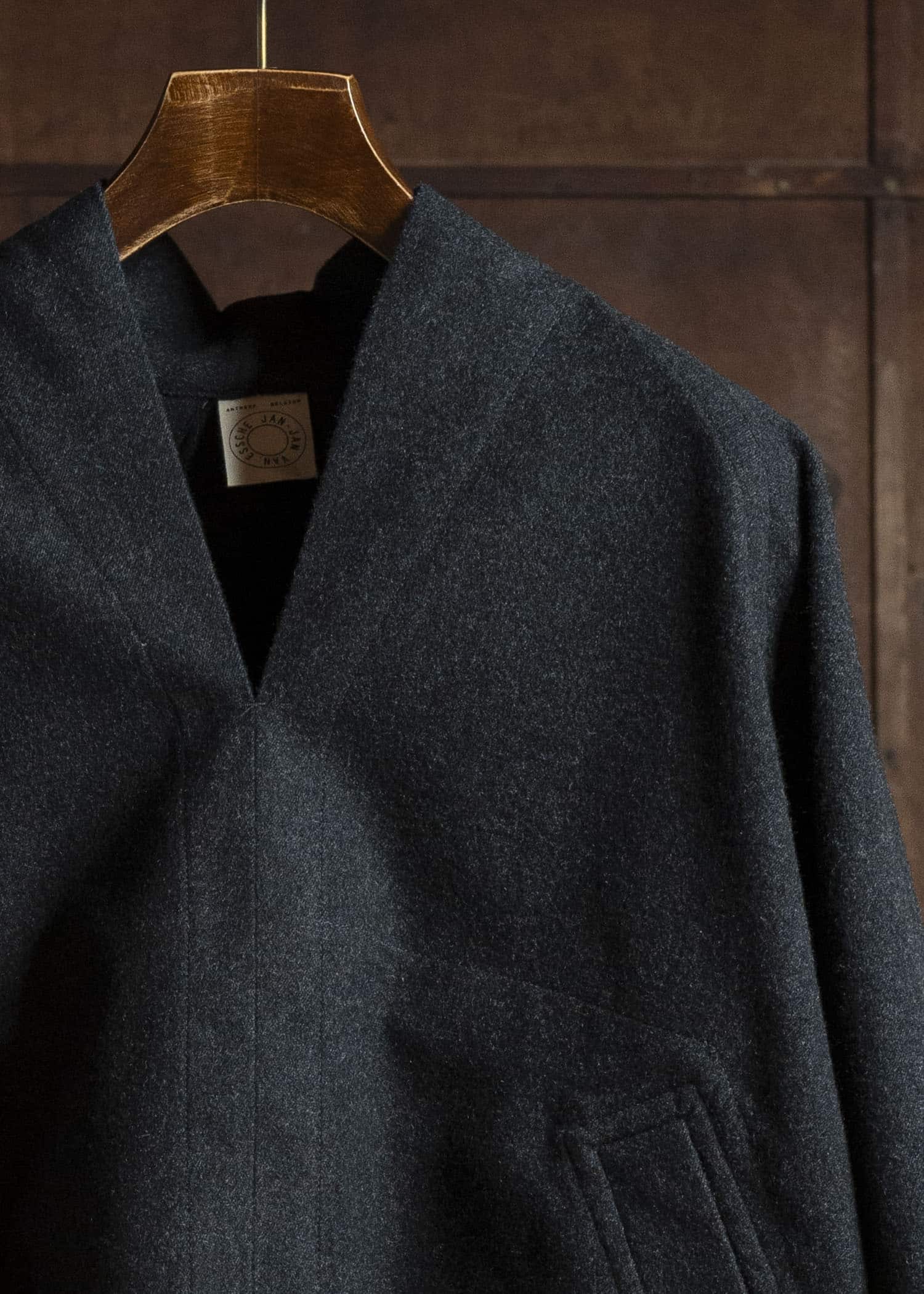 JAN-JAN VAN ESSCHE SWEAT#65 KIMONO COLLAR WOVEN SWEAT WITH JET POCKETS Soft Brushed Twill Anthracite