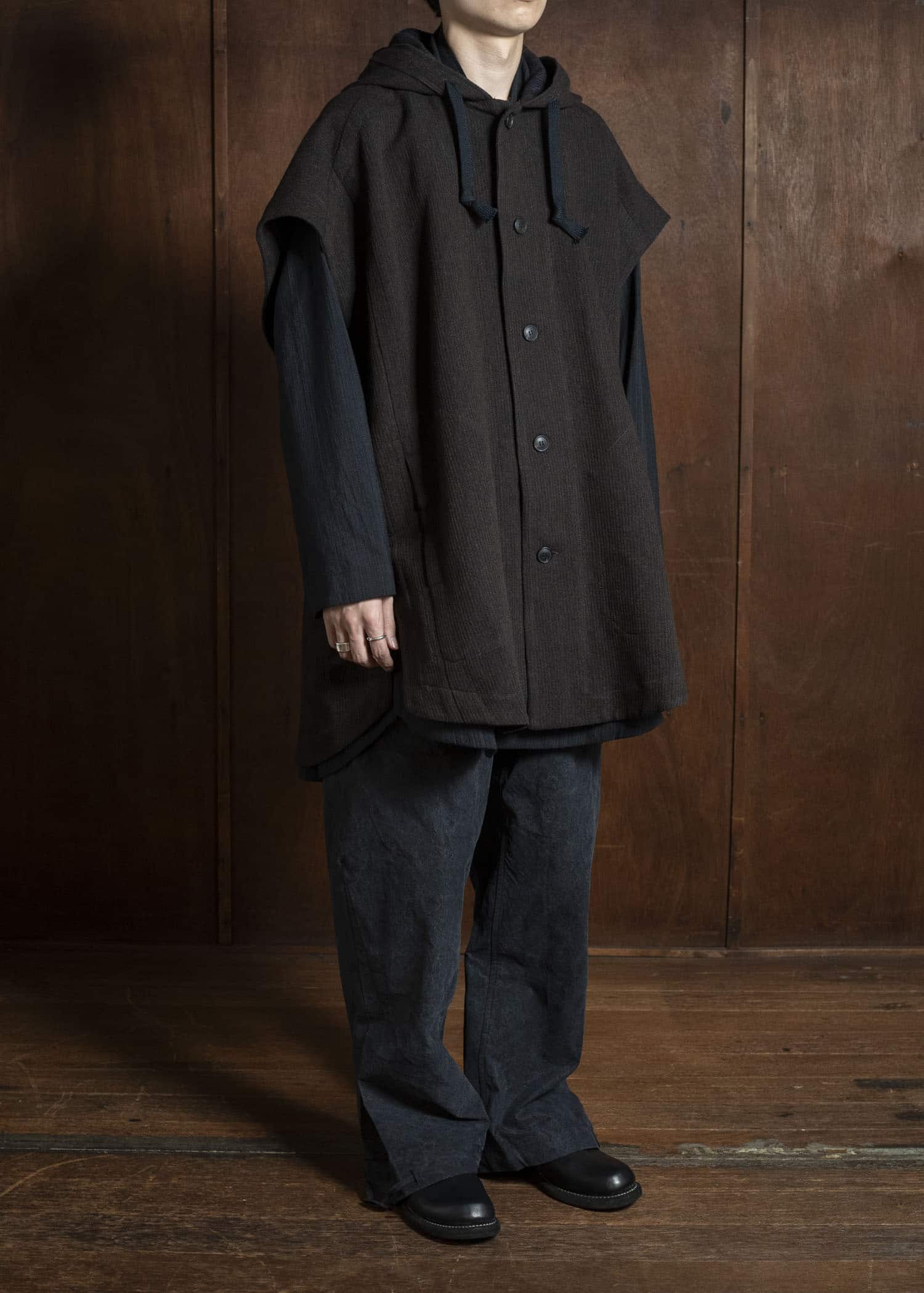 JAN-JAN VAN ESSCHE CAPE#5 SLEEVELESS CAPE WITH HOOD Ridged Linen Wool Eggplant/Indigo