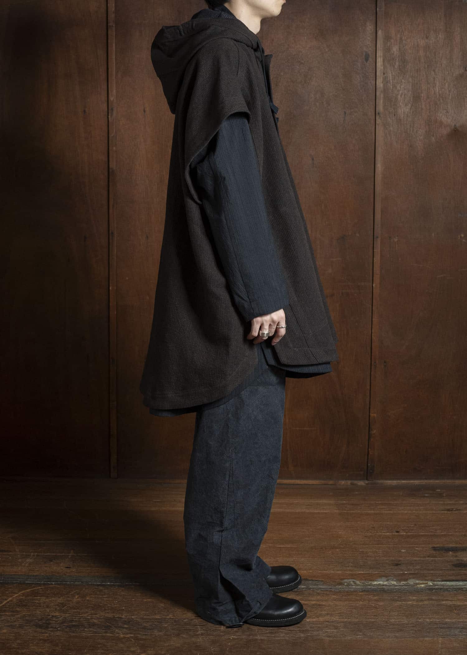 JAN-JAN VAN ESSCHE CAPE#5 SLEEVELESS CAPE WITH HOOD Ridged Linen Wool Eggplant/Indigo