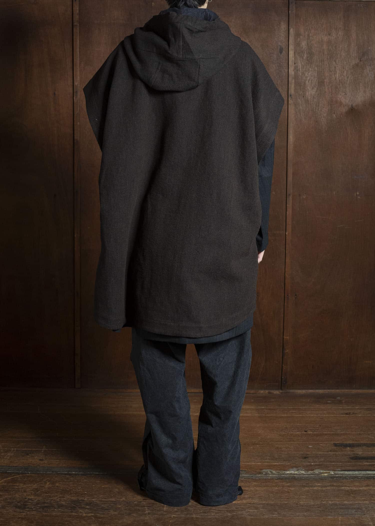 JAN-JAN VAN ESSCHE CAPE#5 SLEEVELESS CAPE WITH HOOD Ridged Linen Wool Eggplant/Indigo