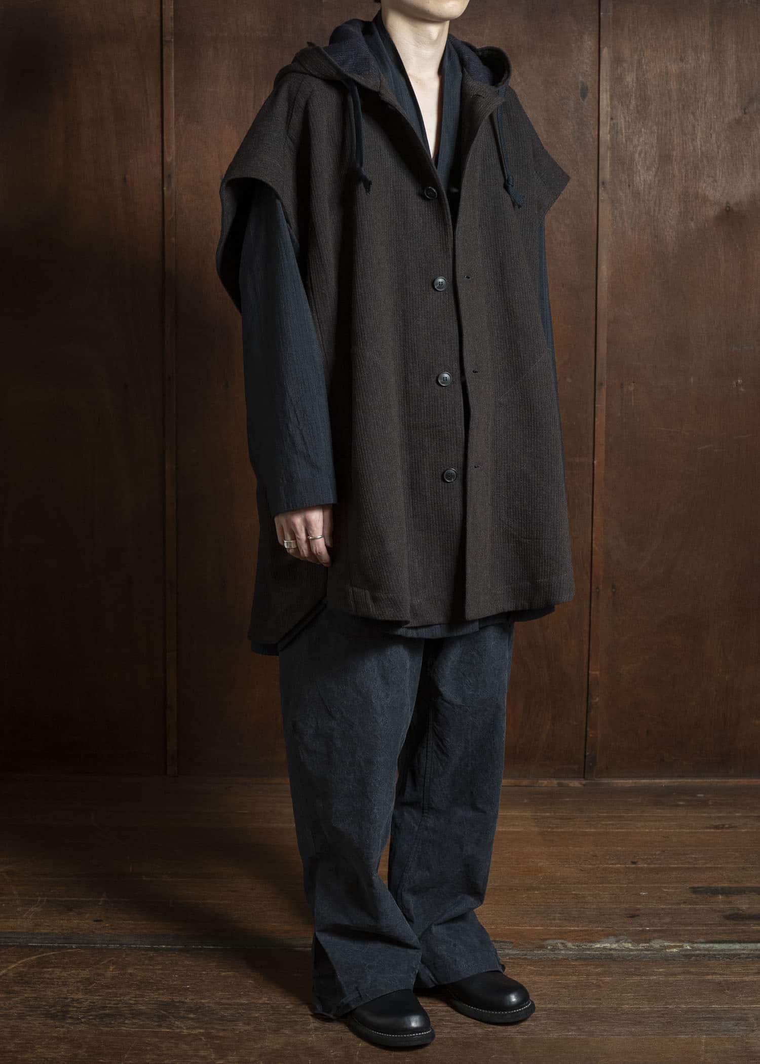 JAN-JAN VAN ESSCHE CAPE#5 SLEEVELESS CAPE WITH HOOD Ridged Linen Wool Eggplant/Indigo