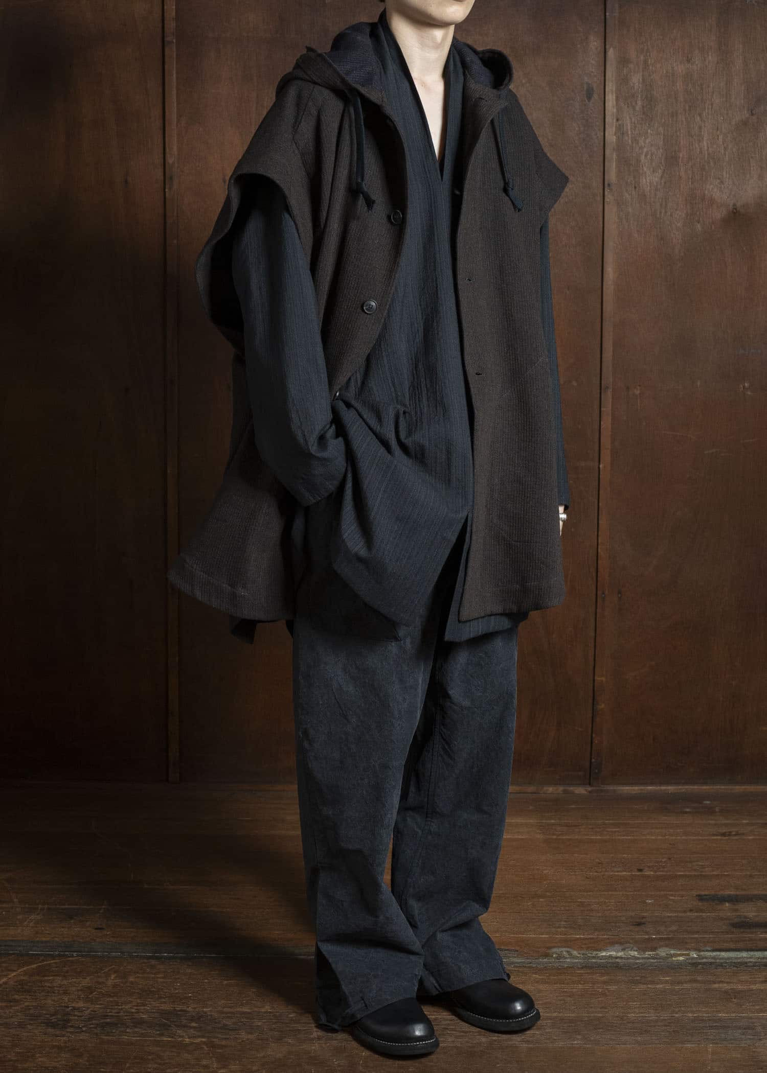 JAN-JAN VAN ESSCHE CAPE#5 SLEEVELESS CAPE WITH HOOD Ridged Linen Wool Eggplant/Indigo