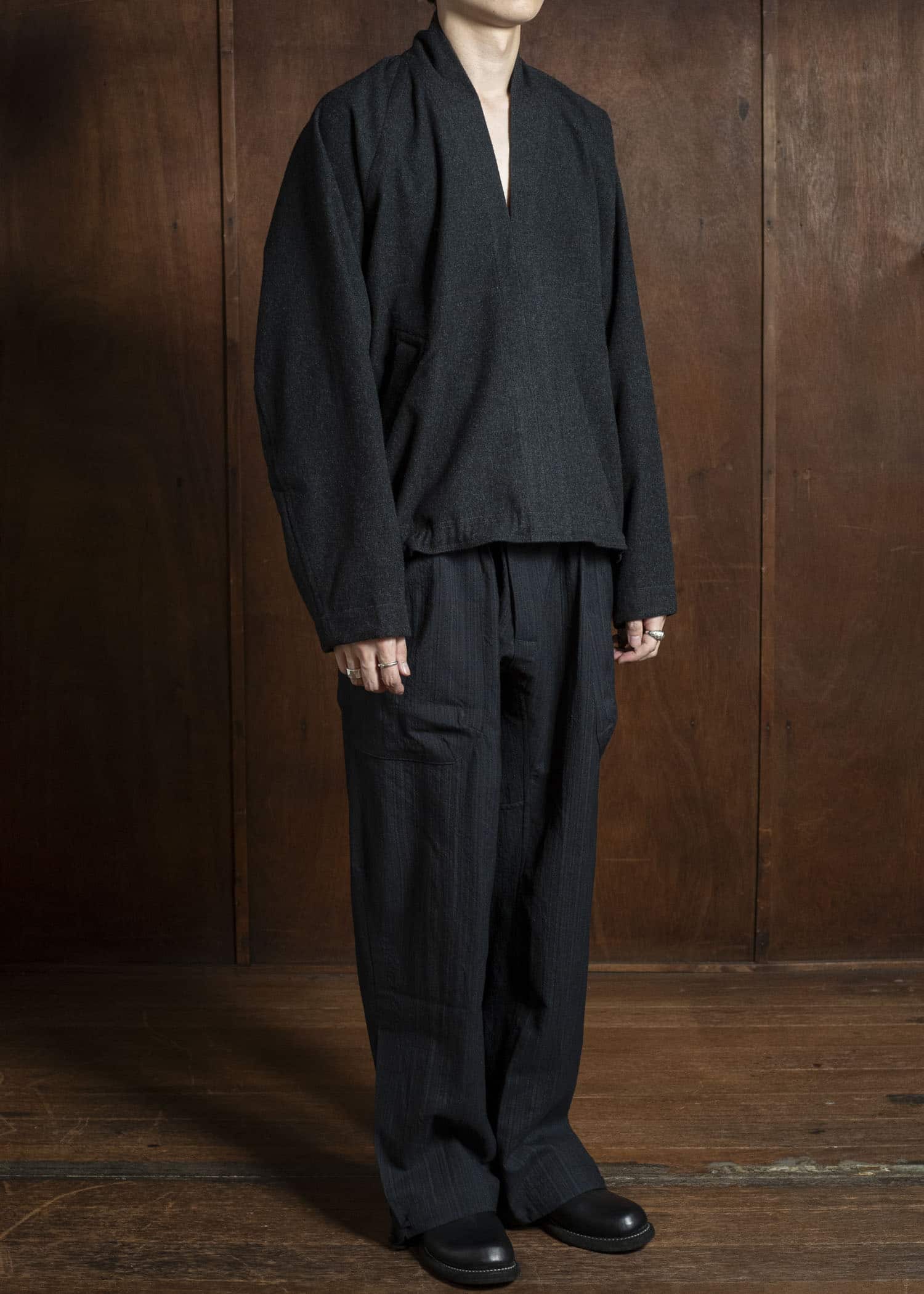 JAN-JAN VAN ESSCHE SWEAT#65 KIMONO COLLAR WOVEN SWEAT WITH JET POCKETS Soft Brushed Twill Anthracite
