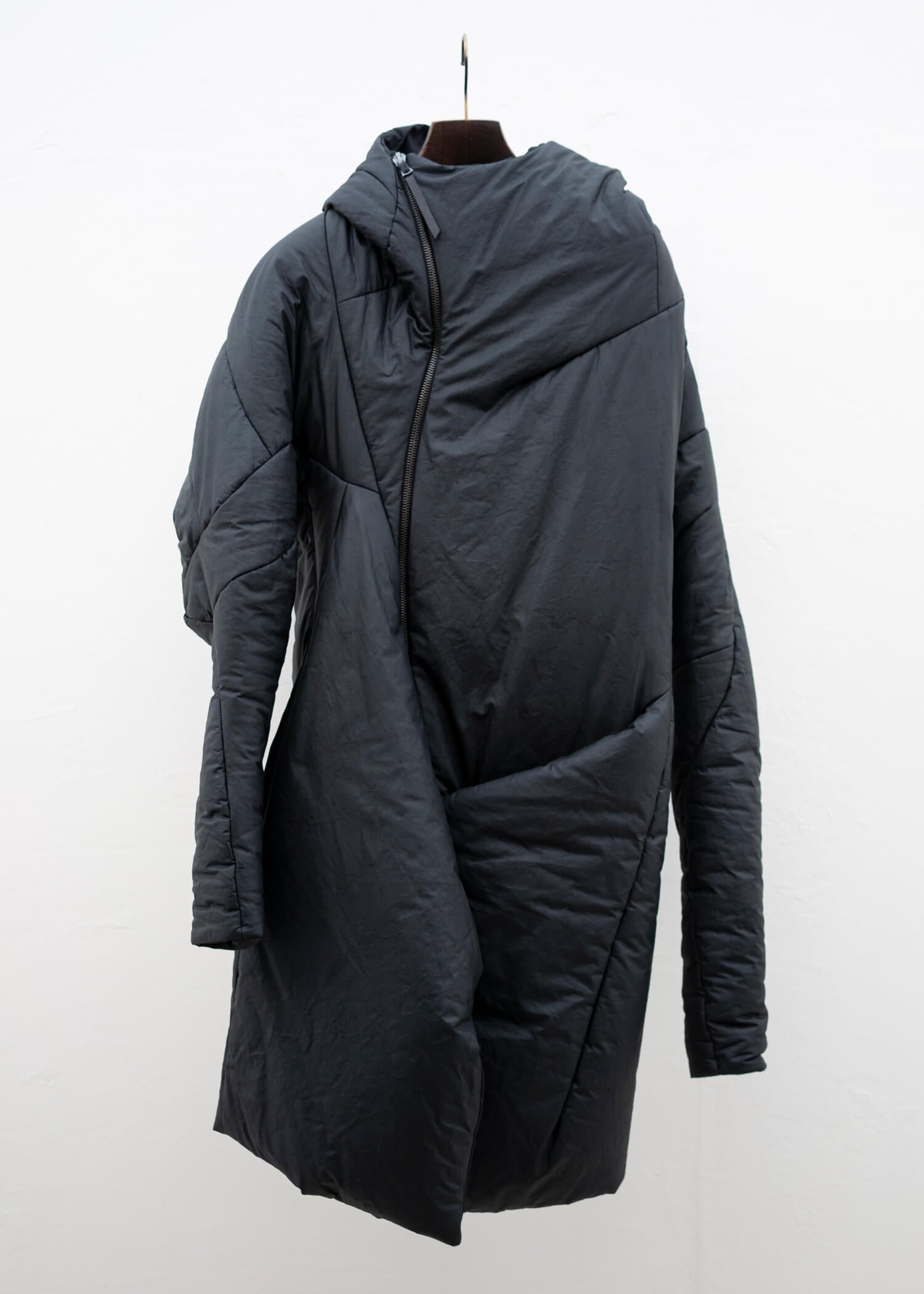 LEON EMANUEL BLANCK DIS-M-CHC-01. Distortion Curved Goose Down Hooded Coat /Waxed P100. Black.