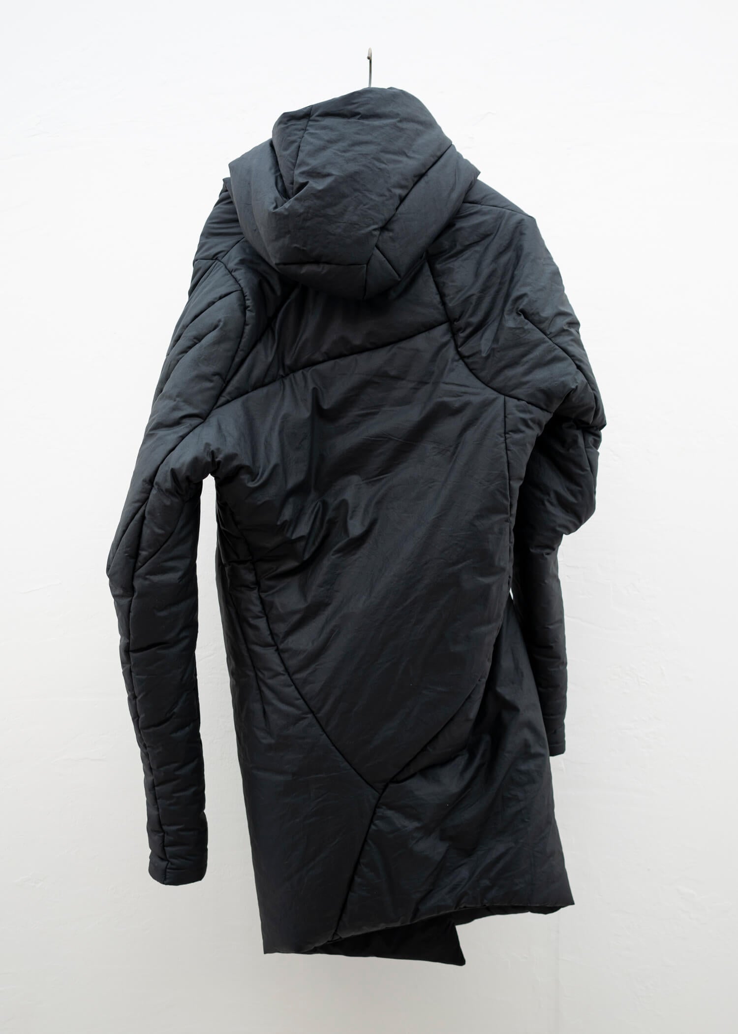 LEON EMANUEL BLANCK DIS-M-CHC-01. Distortion Curved Goose Down Hooded Coat /Waxed P100. Black.