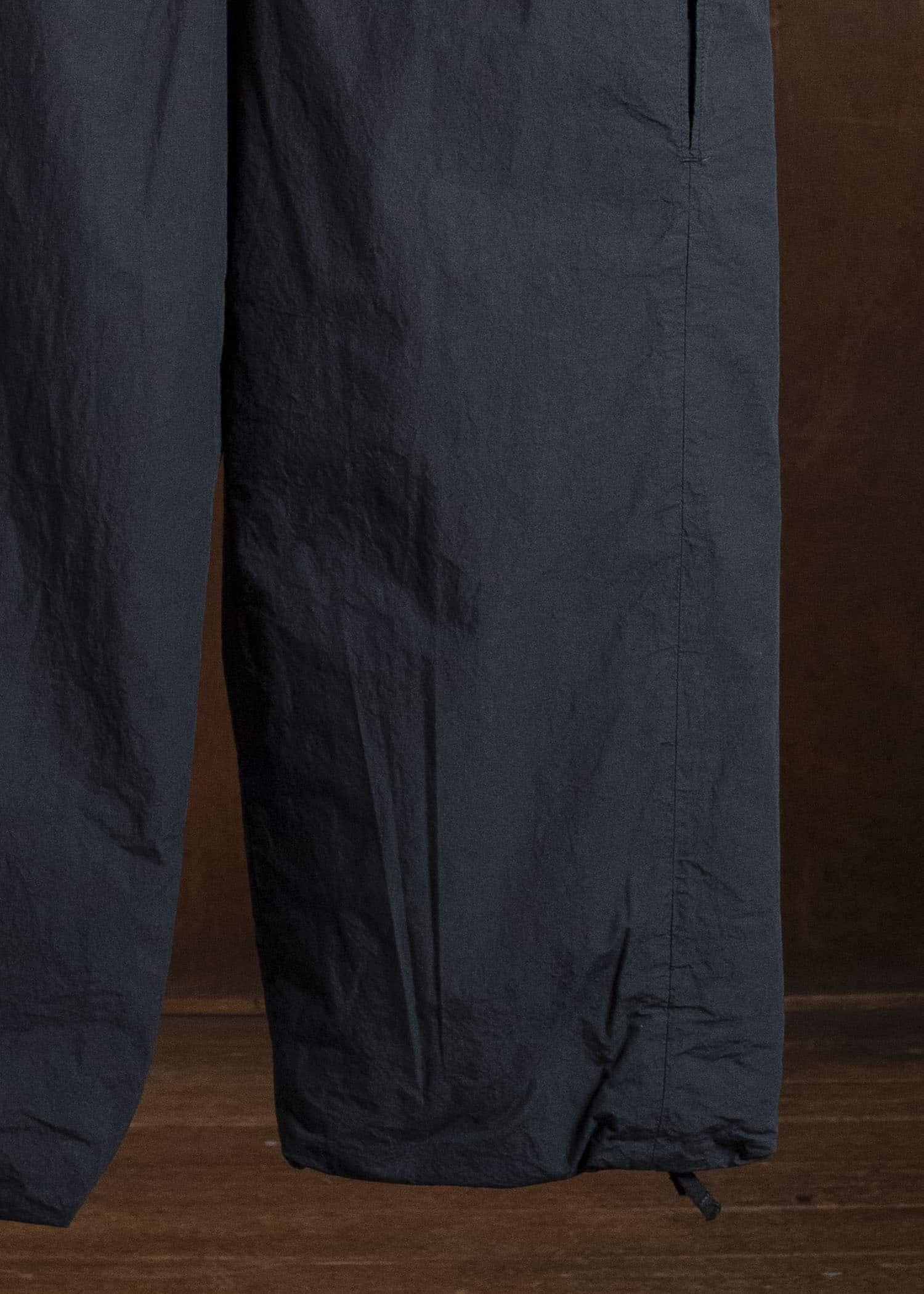 amachi. AY19B-3079 Air Forming Pants Charcoal Black