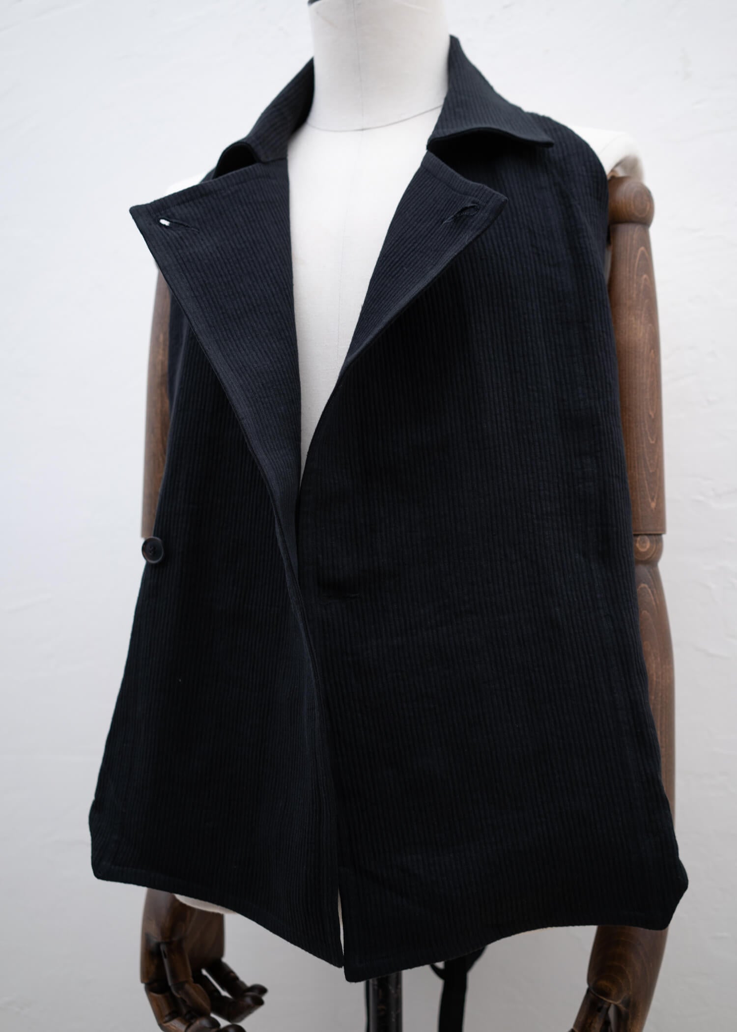 JAN-JAN VAN ESSCHE ""GILET#13"" SHORT GILET BLACK RIDGED LINEN