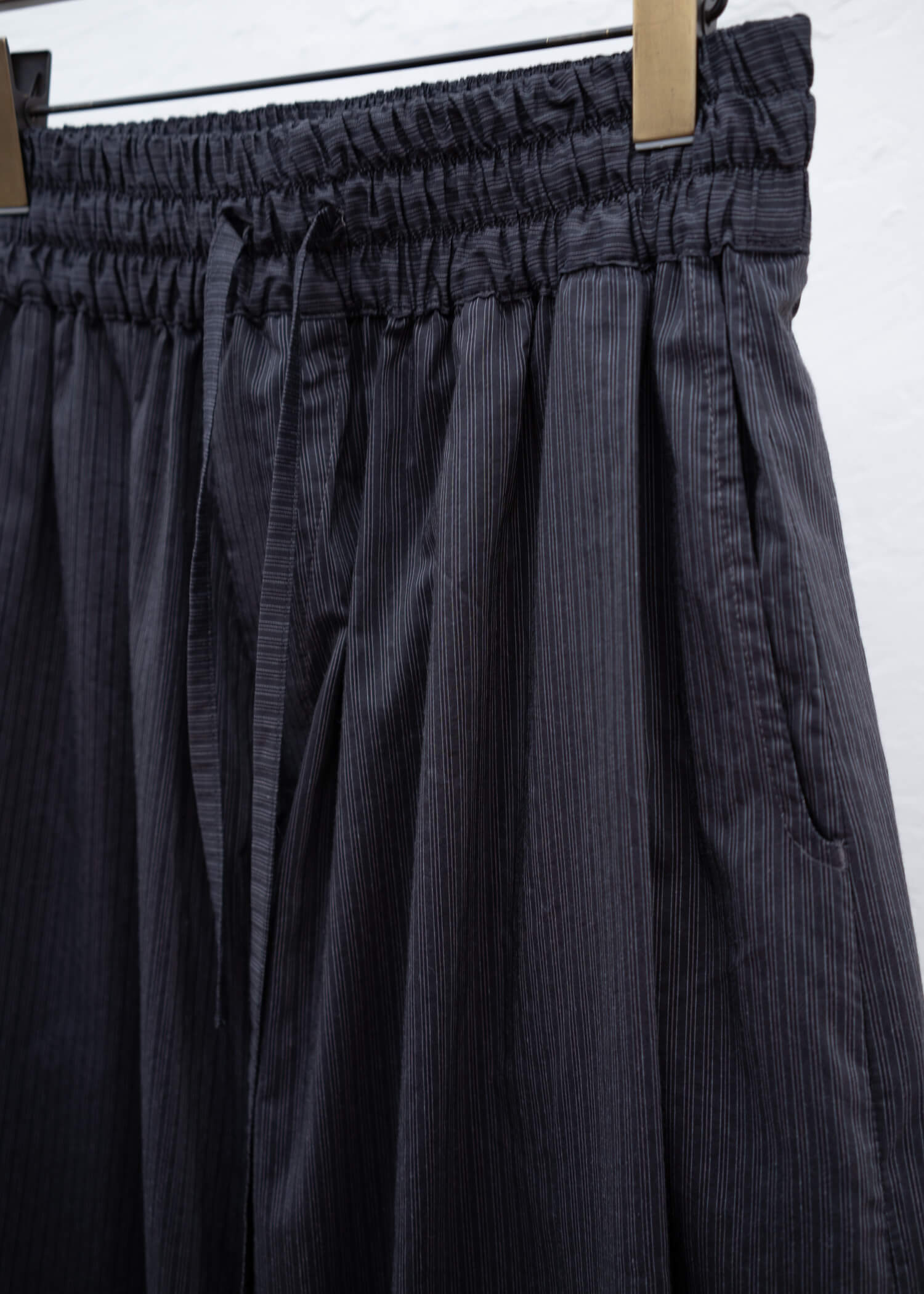 JAN-JAN VAN ESSCHE "TROUSERS#77" LOOSE FIT SINGLE PLEATED TROUSERS ANTHRACITE RIDGED STRIPED SHIRTING