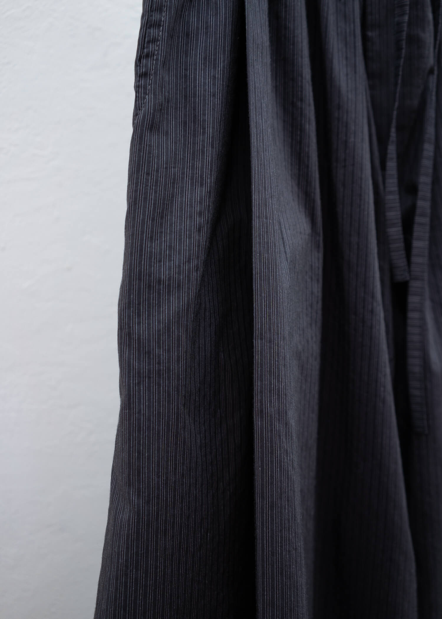 JAN-JAN VAN ESSCHE "TROUSERS#77" LOOSE FIT SINGLE PLEATED TROUSERS ANTHRACITE RIDGED STRIPED SHIRTING