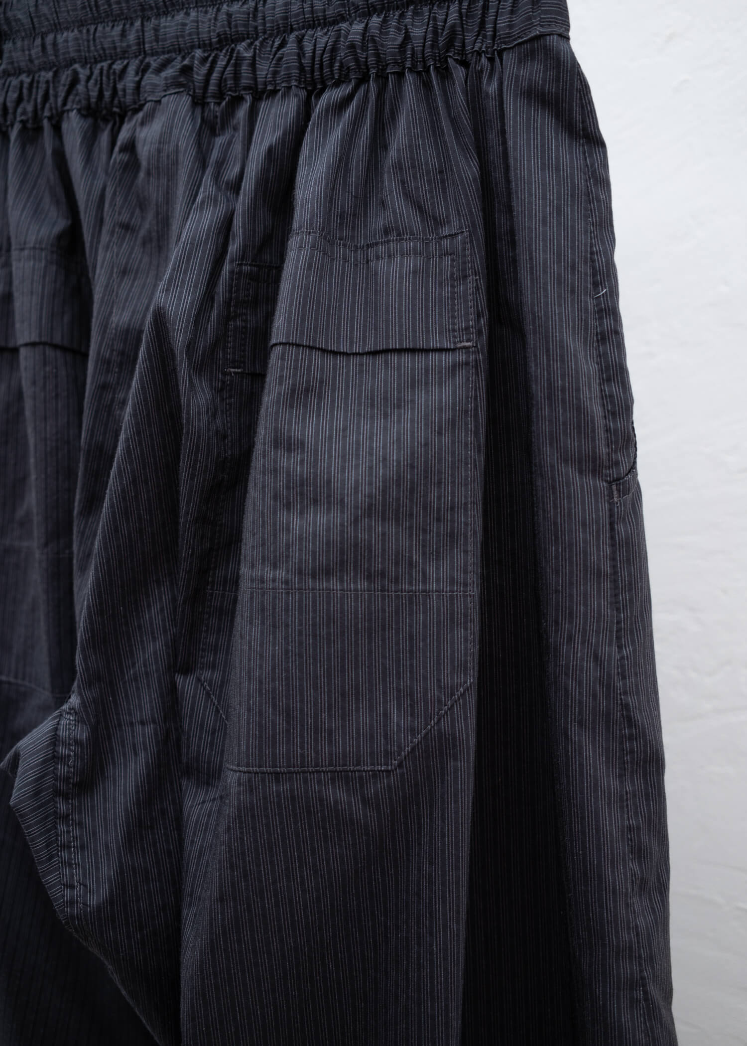 JAN-JAN VAN ESSCHE "TROUSERS#77" LOOSE FIT SINGLE PLEATED TROUSERS ANTHRACITE RIDGED STRIPED SHIRTING