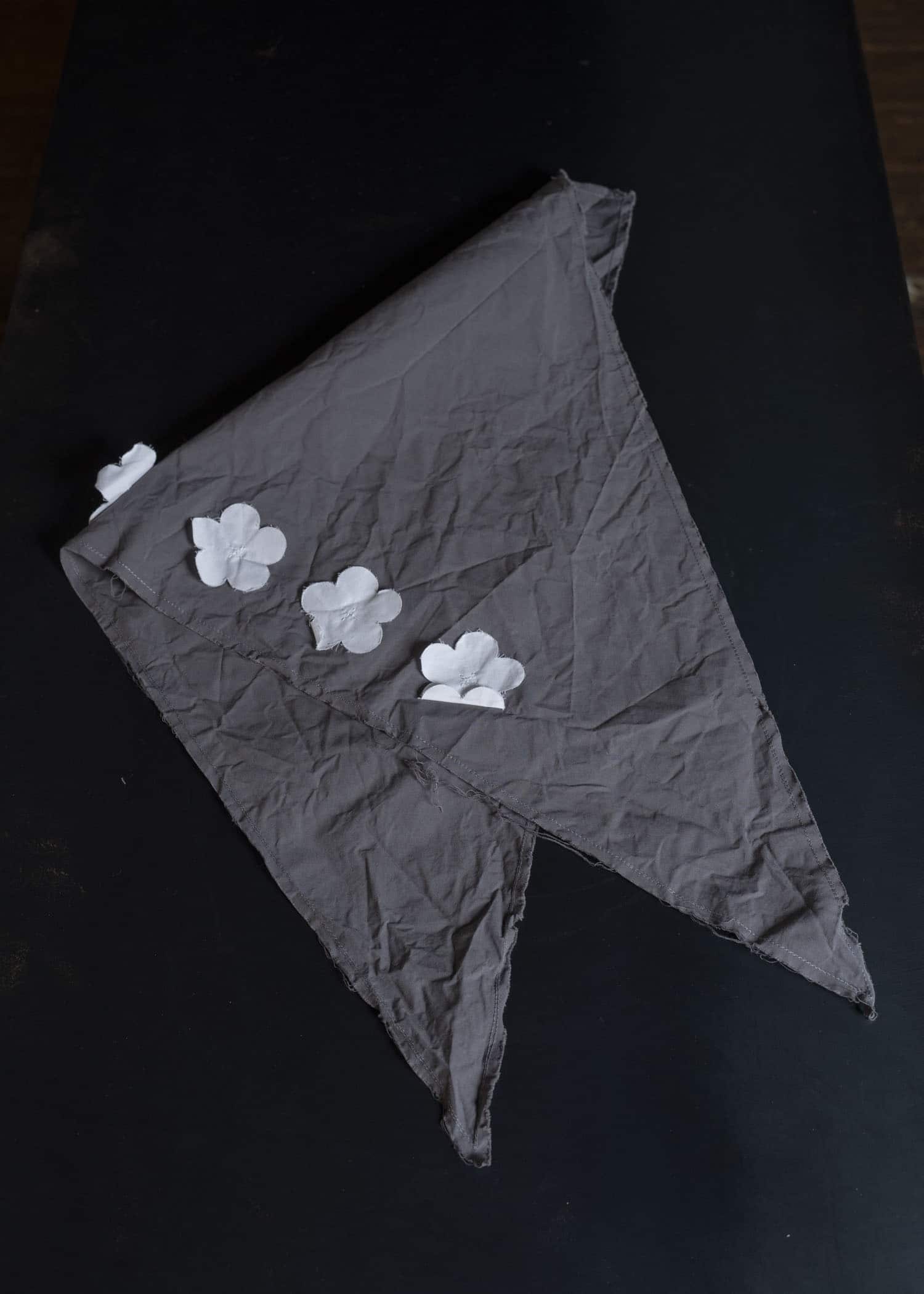 SCHA Giulietta FLOWERS HAT：charcoal grey FLOWERS：white 2020