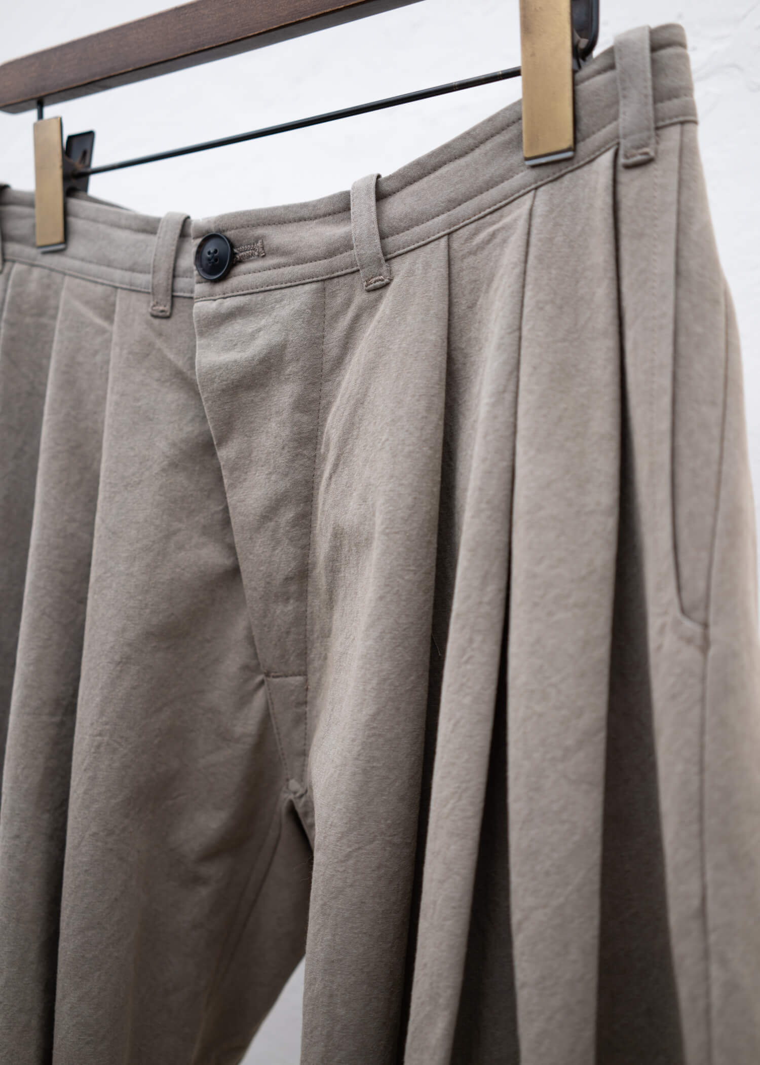 JAN-JAN VAN ESSCHE ”TROUSERS#76" EXTRA WIDE PLEATED TROUSERS COFFEE BINCHOTAN FINE CANVAS