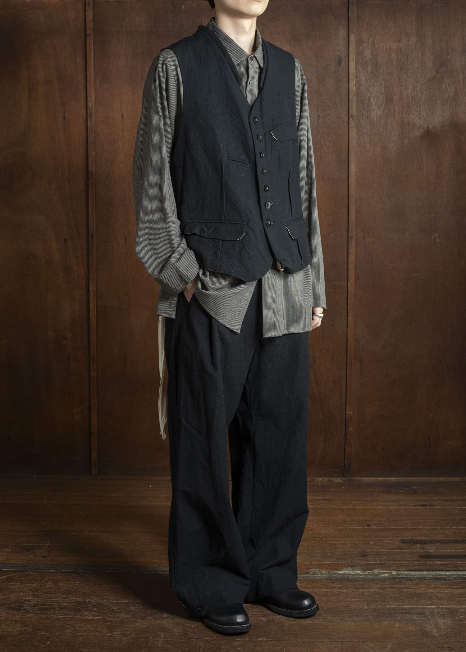 KLASICA 25F-GLT-B12 JEUNET - ax Square Shaped Loose Vest COAL BLACK