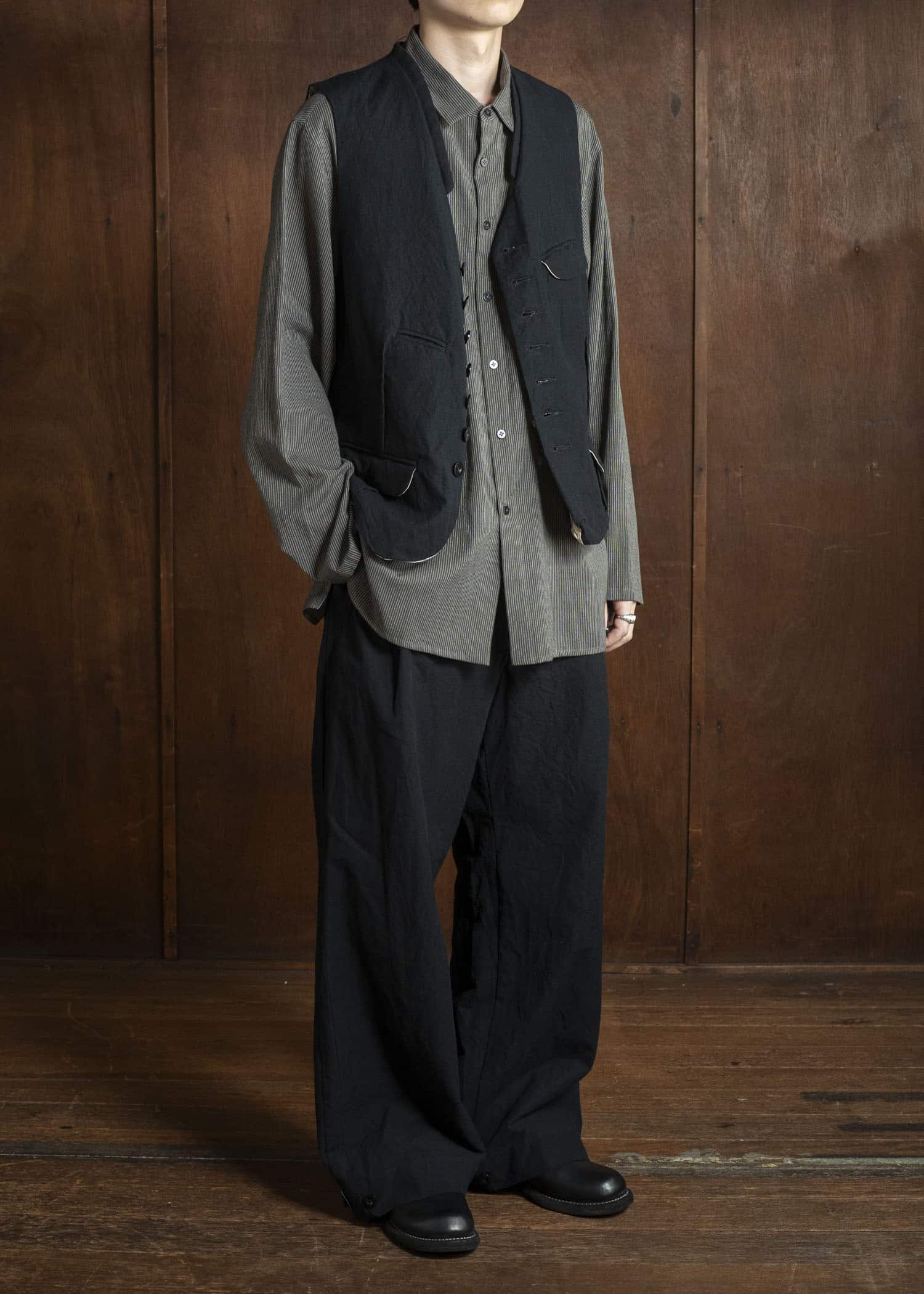 KLASICA 25F-GLT-B12 JEUNET - ax Square Shaped Loose Vest COAL BLACK