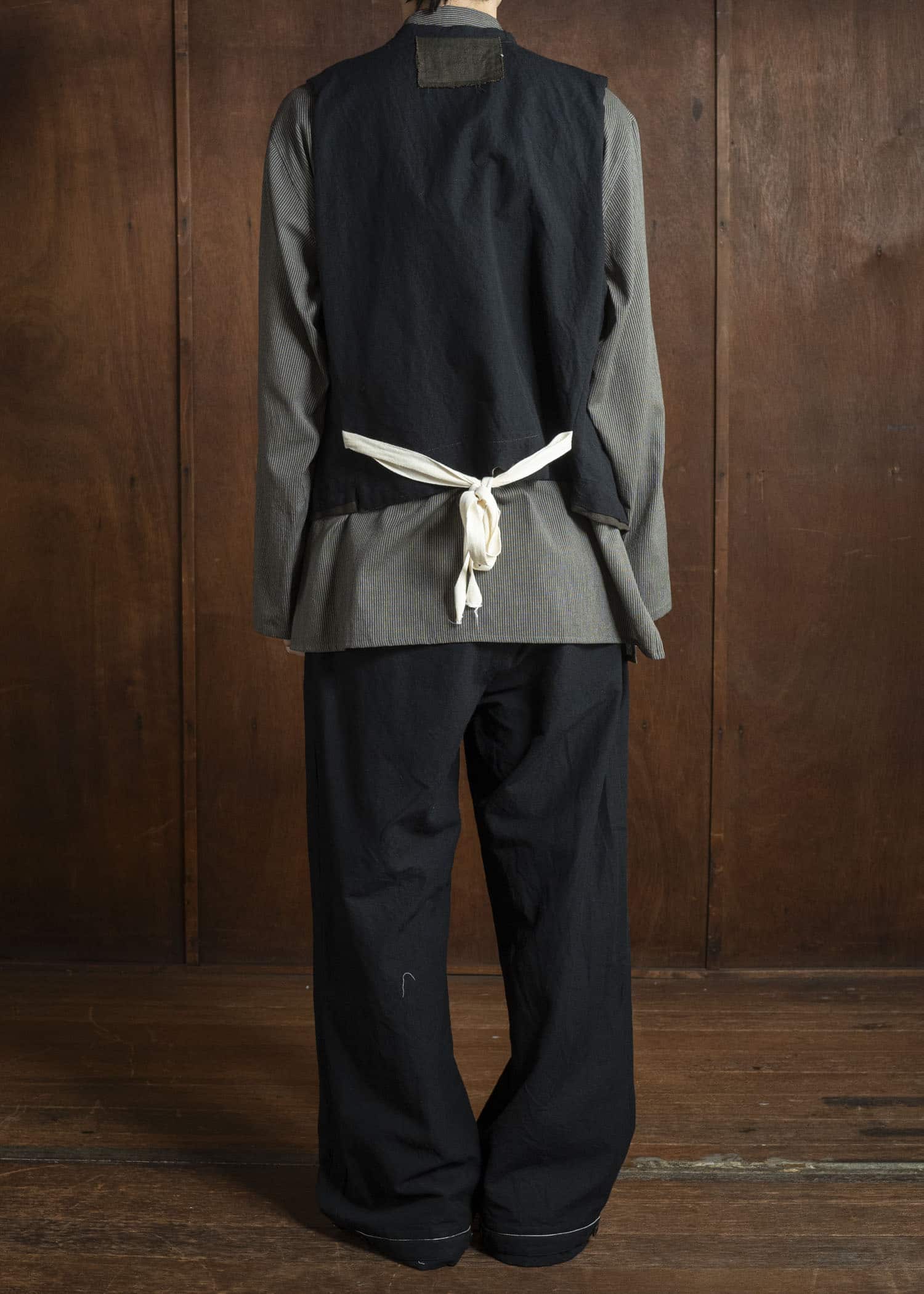 KLASICA 25F-GLT-B12 JEUNET - ax Square Shaped Loose Vest COAL BLACK