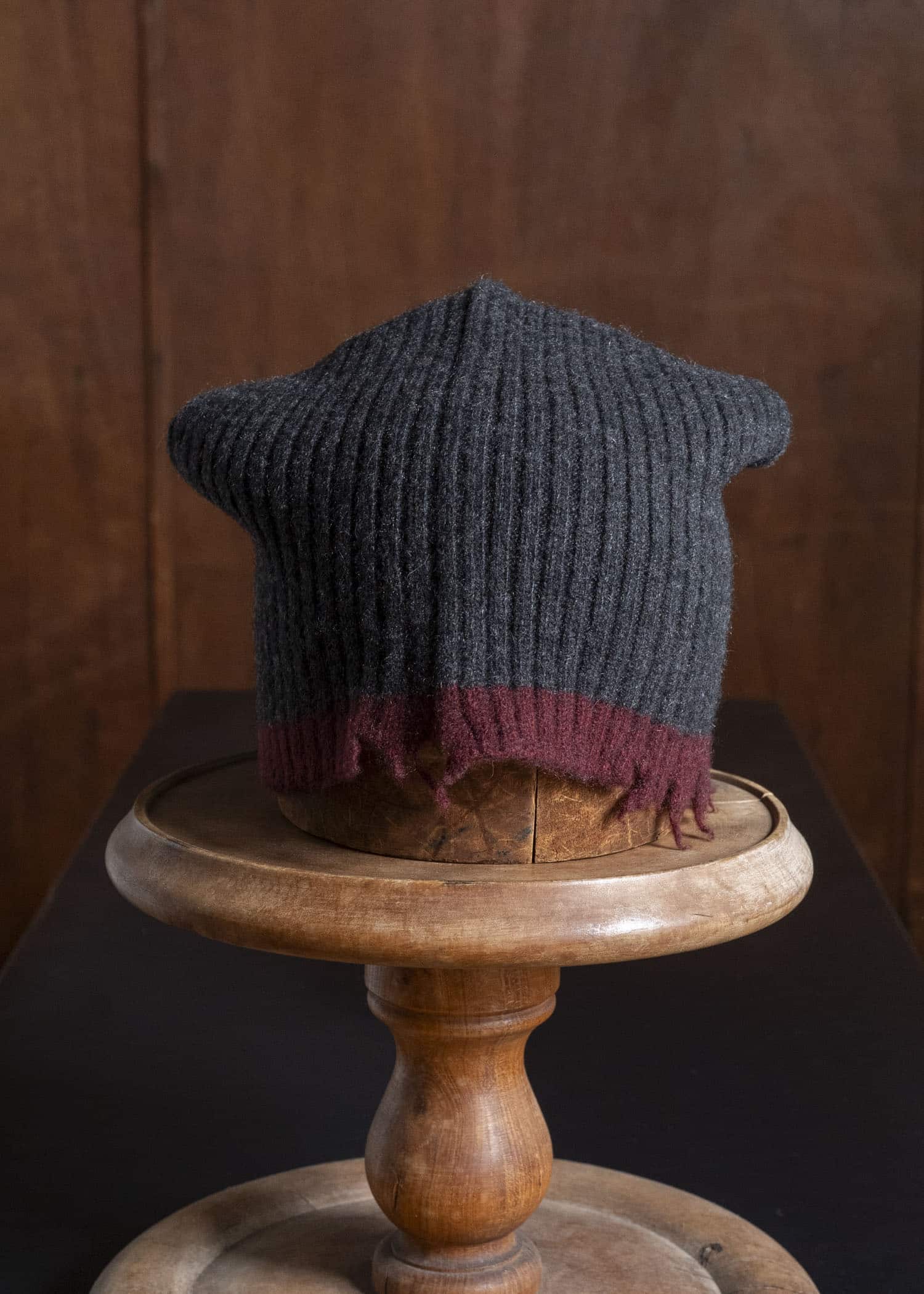 UMA WANG UK0051 SOFT HAT uw894 - dark grey/red
