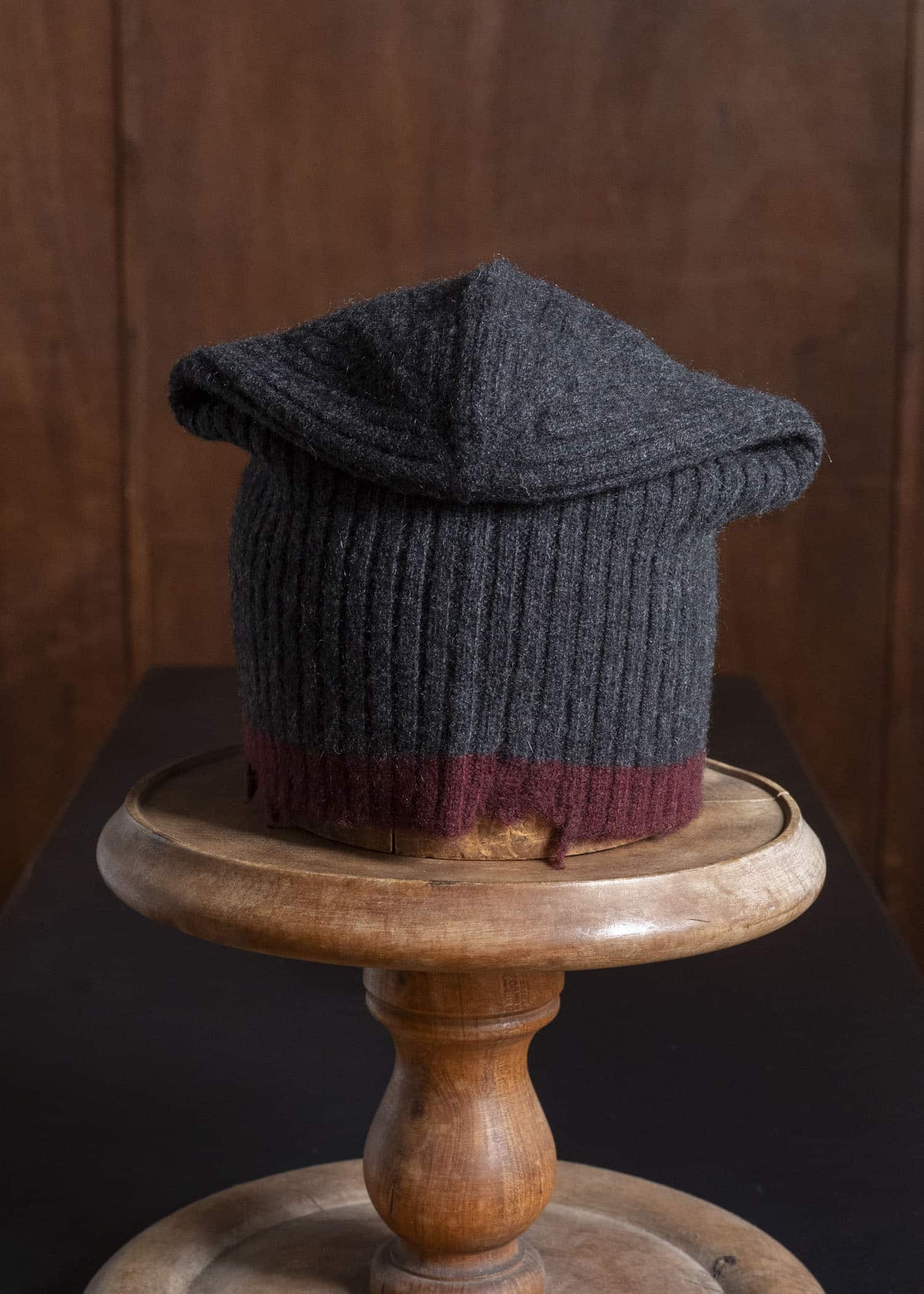 UMA WANG UK0051 SOFT HAT uw894 - dark grey/red