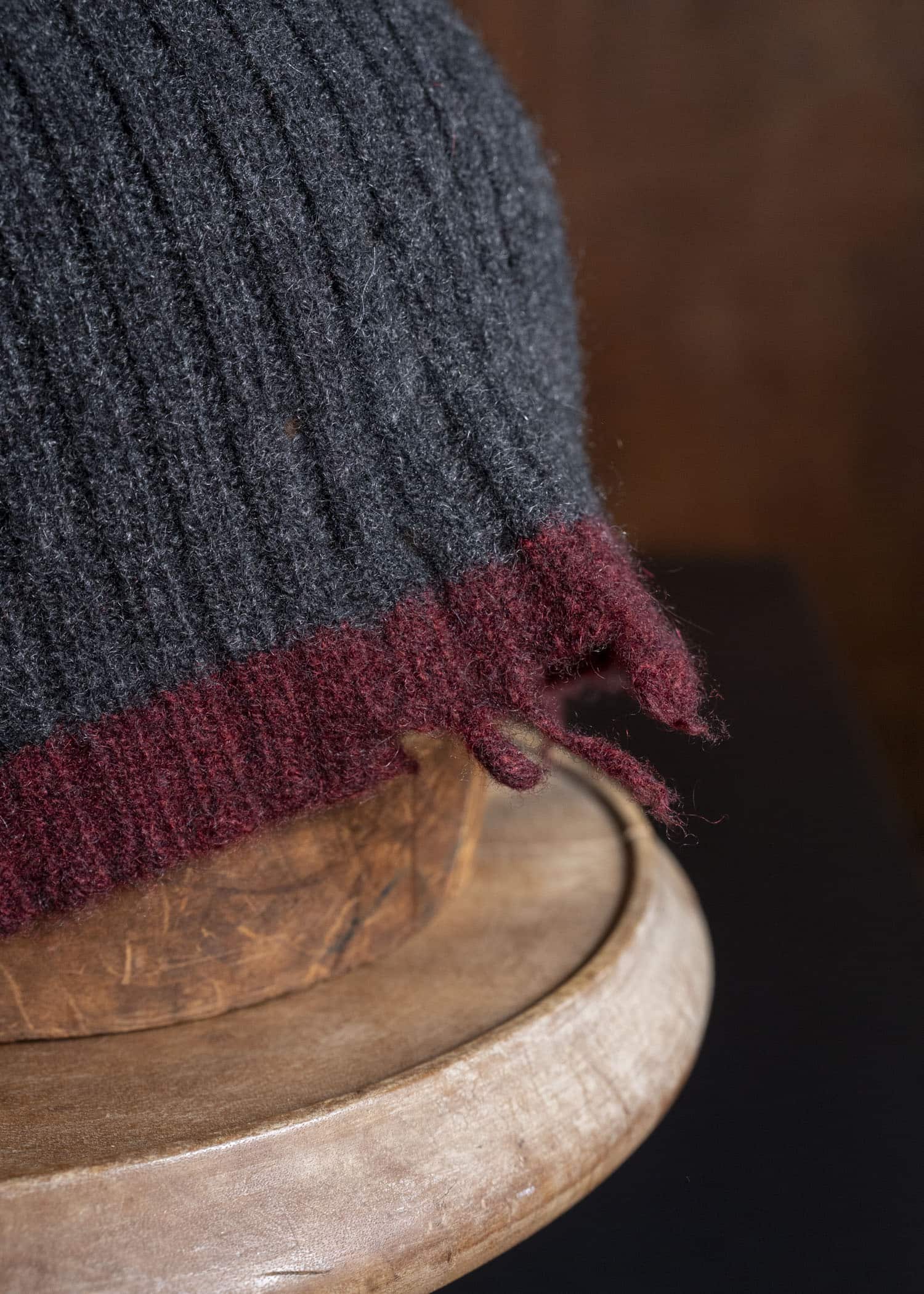 UMA WANG UK0051 SOFT HAT uw894 - dark grey/red
