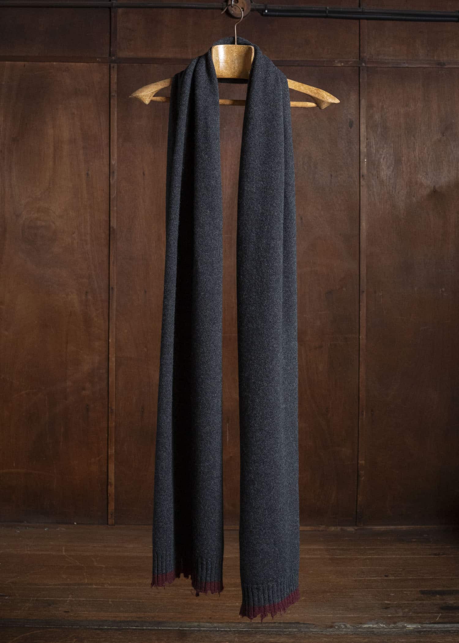 UMA WANG UK0050 SCARF uw894 - dark grey/red