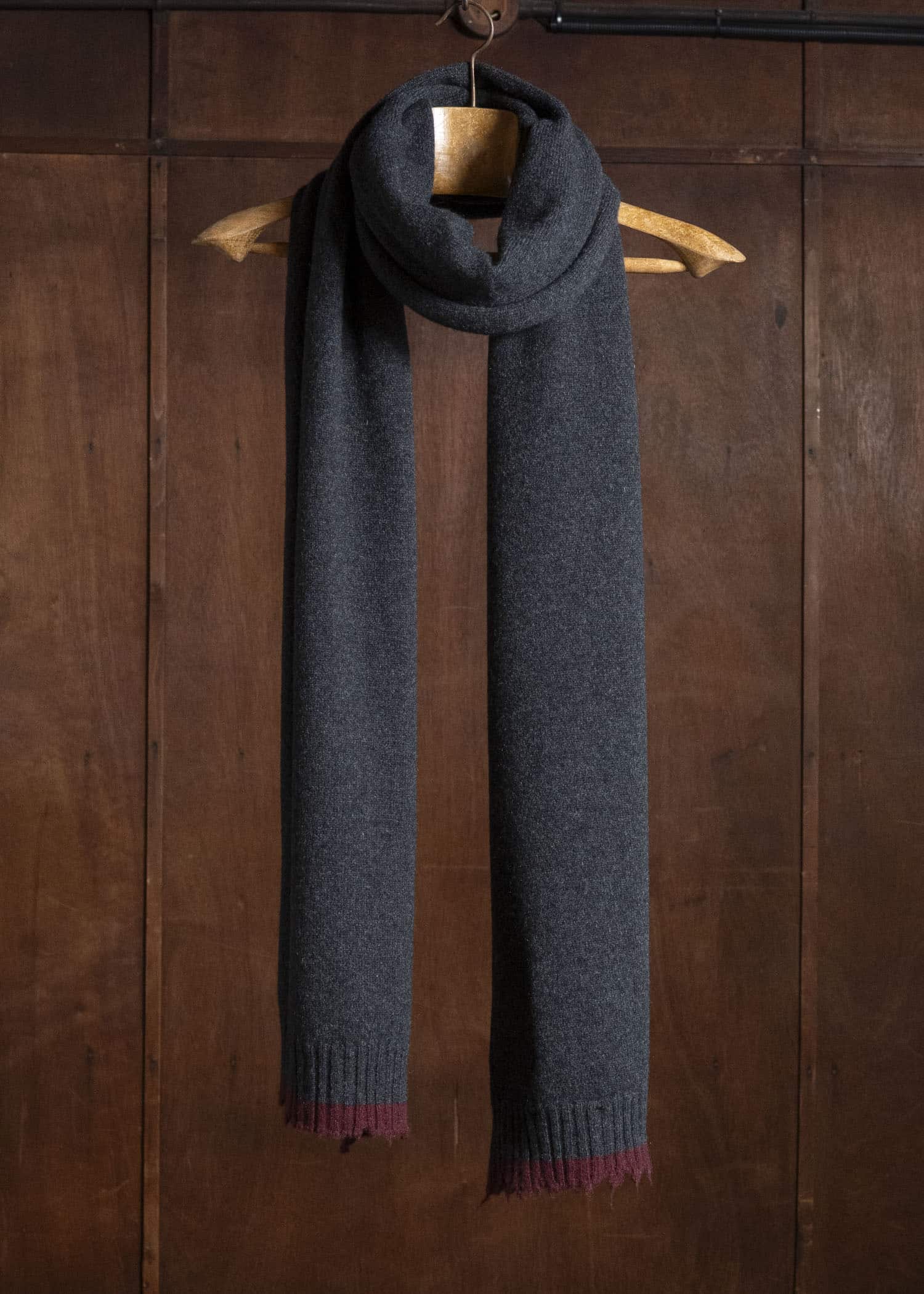 UMA WANG UK0050 SCARF uw894 - dark grey/red