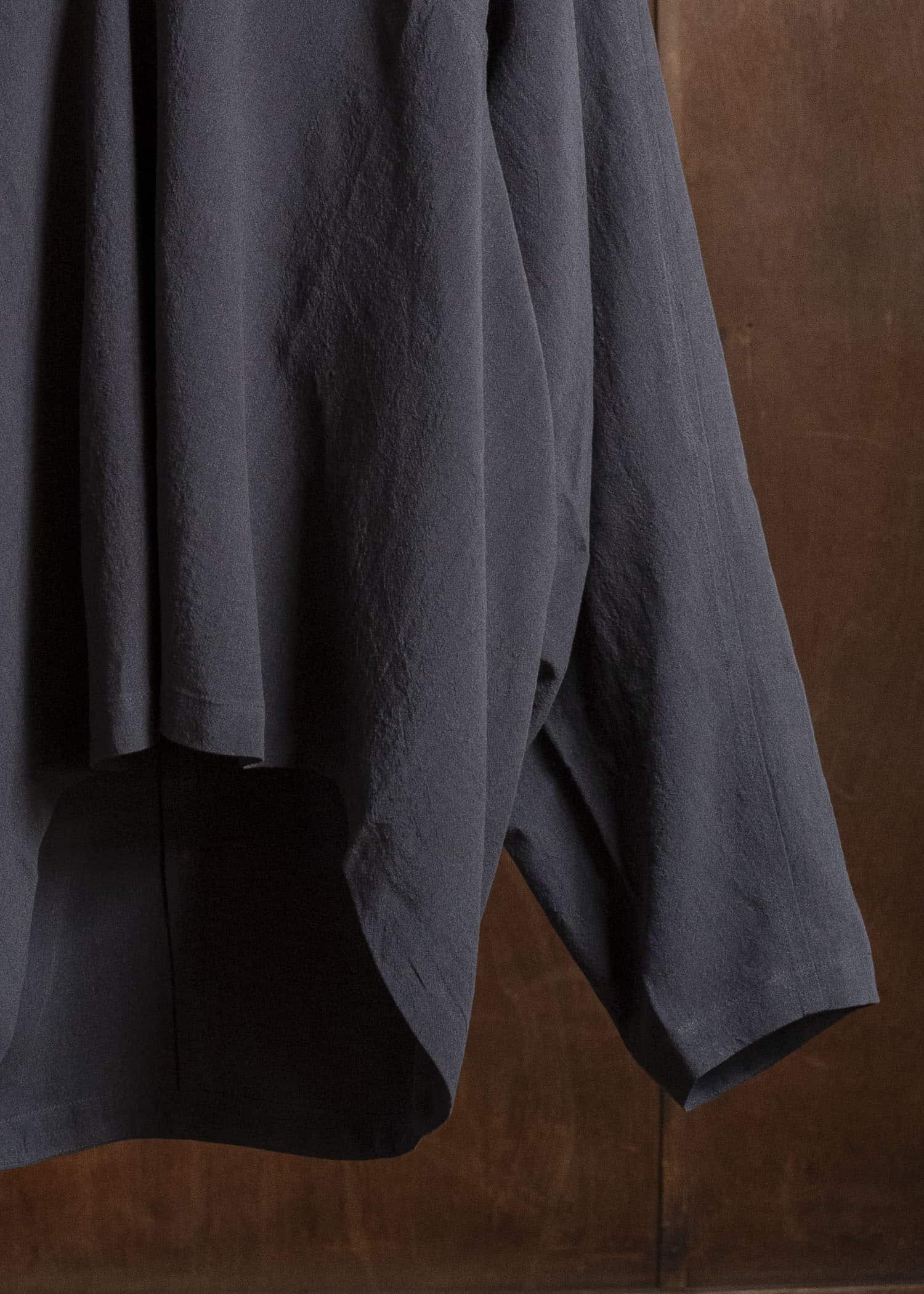 JAN-JAN VAN ESSCHE TUNIC#43 SHORT, LOOSE TUNIC WITH YOKE AND LONG SLEEVES | LINEN SILK SHIRTING Sumi Kuro