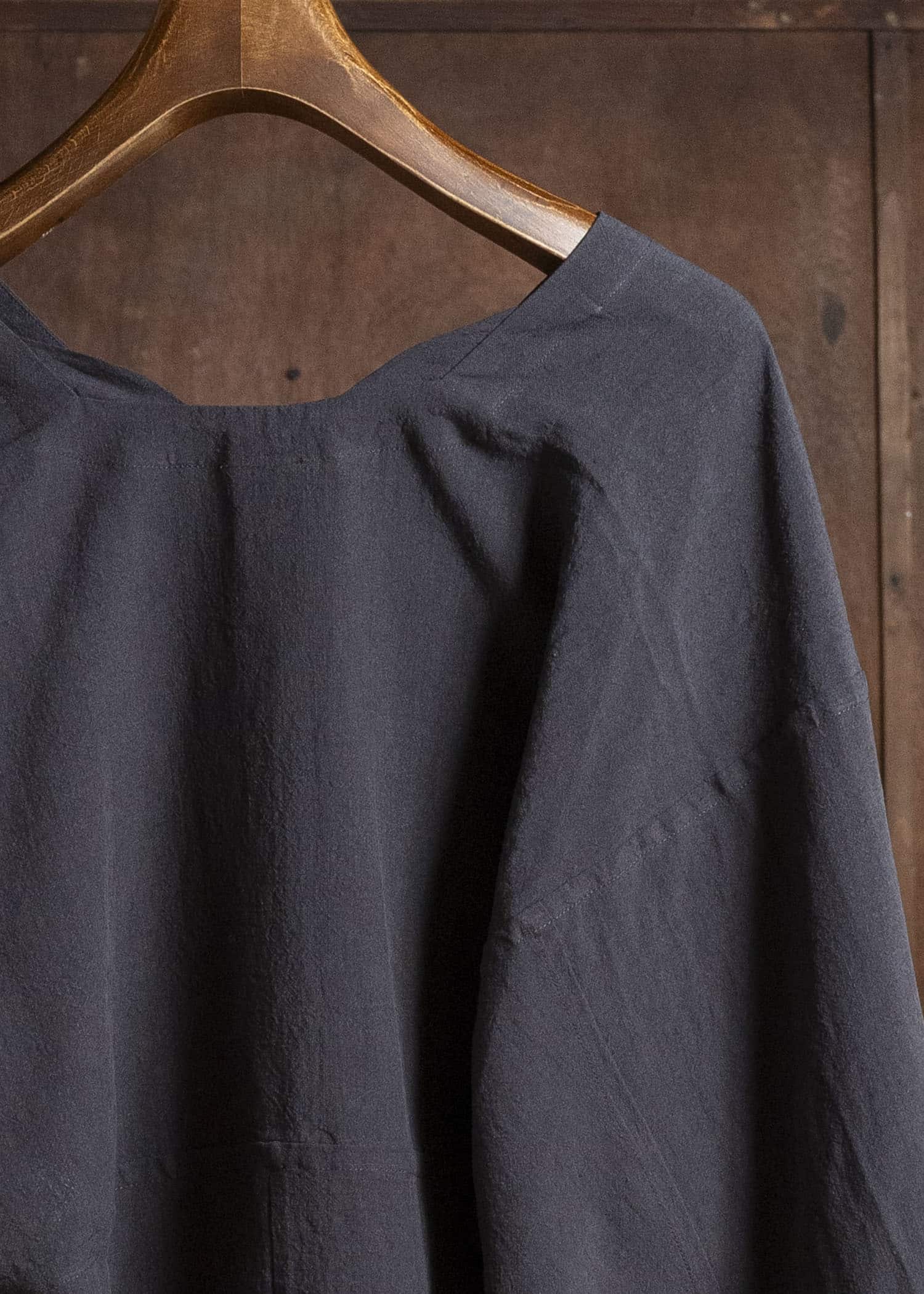 JAN-JAN VAN ESSCHE TUNIC#43 SHORT, LOOSE TUNIC WITH YOKE AND LONG SLEEVES | LINEN SILK SHIRTING Sumi Kuro