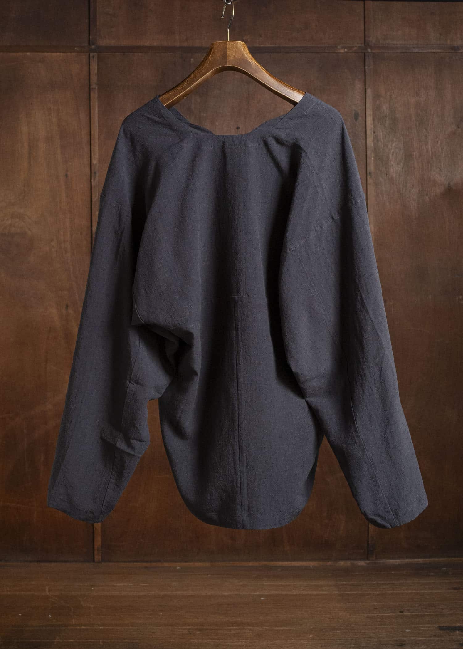JAN-JAN VAN ESSCHE TUNIC#43 SHORT, LOOSE TUNIC WITH YOKE AND LONG SLEEVES | LINEN SILK SHIRTING Sumi Kuro