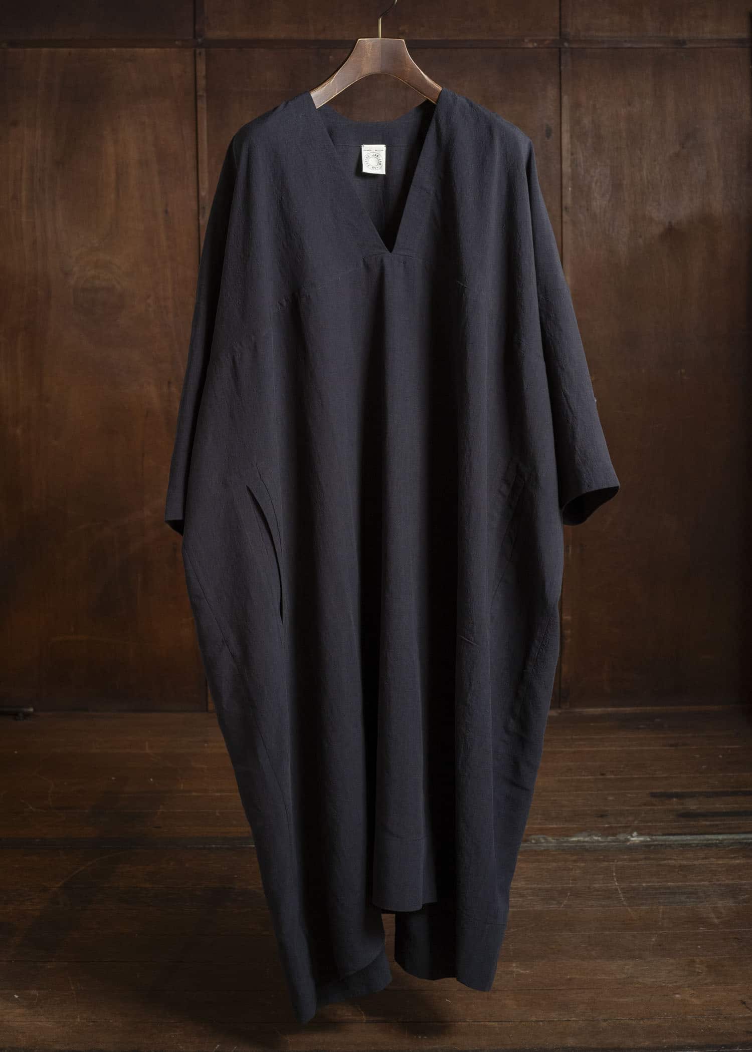 JAN-JAN VAN ESSCHE TUNIC#44 LONG, OVERSIZED TUNIC WITH YOKE AND JET OPENINGS Linen Silk Shirting | Sumi Kuro