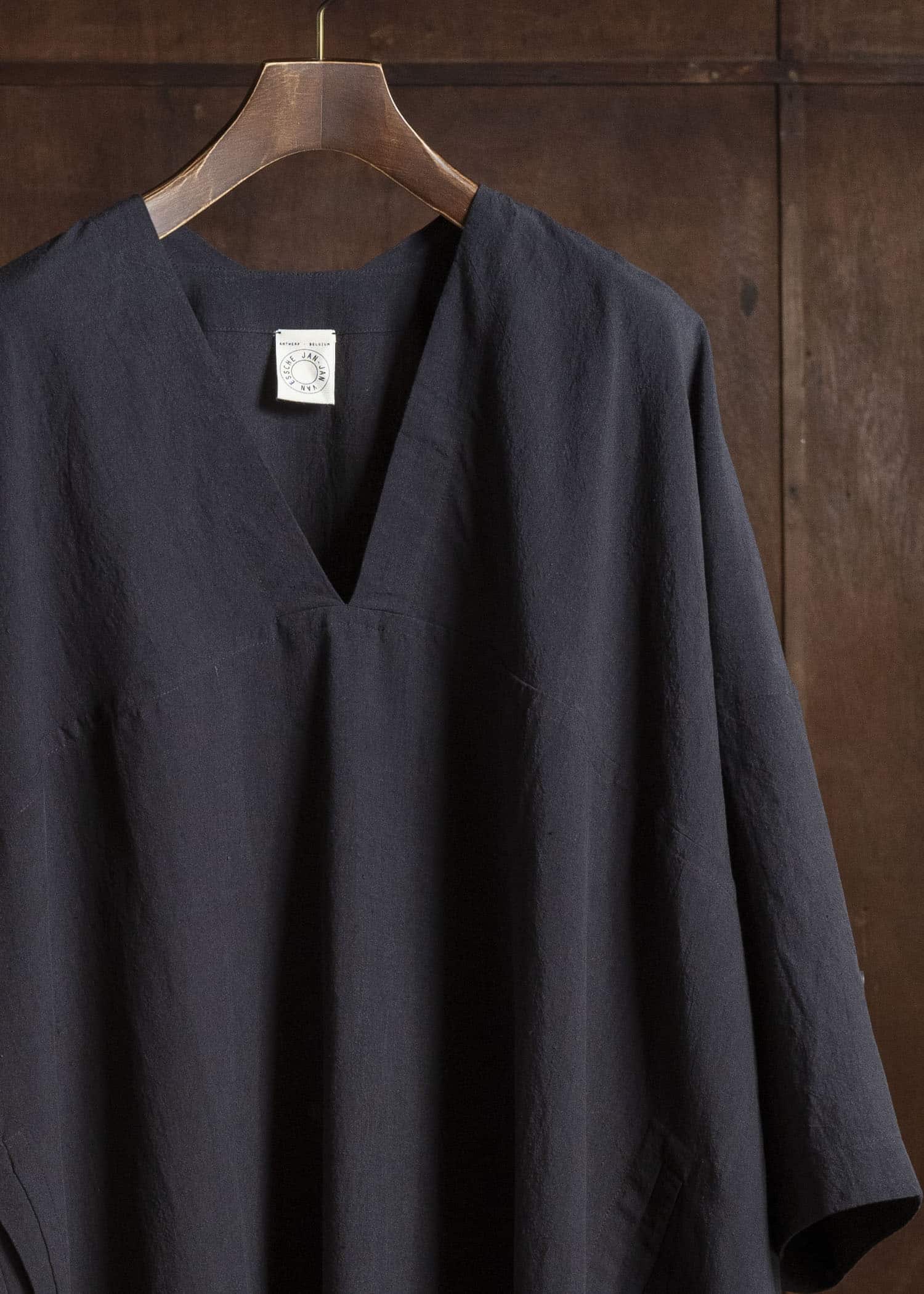 JAN-JAN VAN ESSCHE TUNIC#44 LONG, OVERSIZED TUNIC WITH YOKE AND JET OPENINGS Linen Silk Shirting | Sumi Kuro