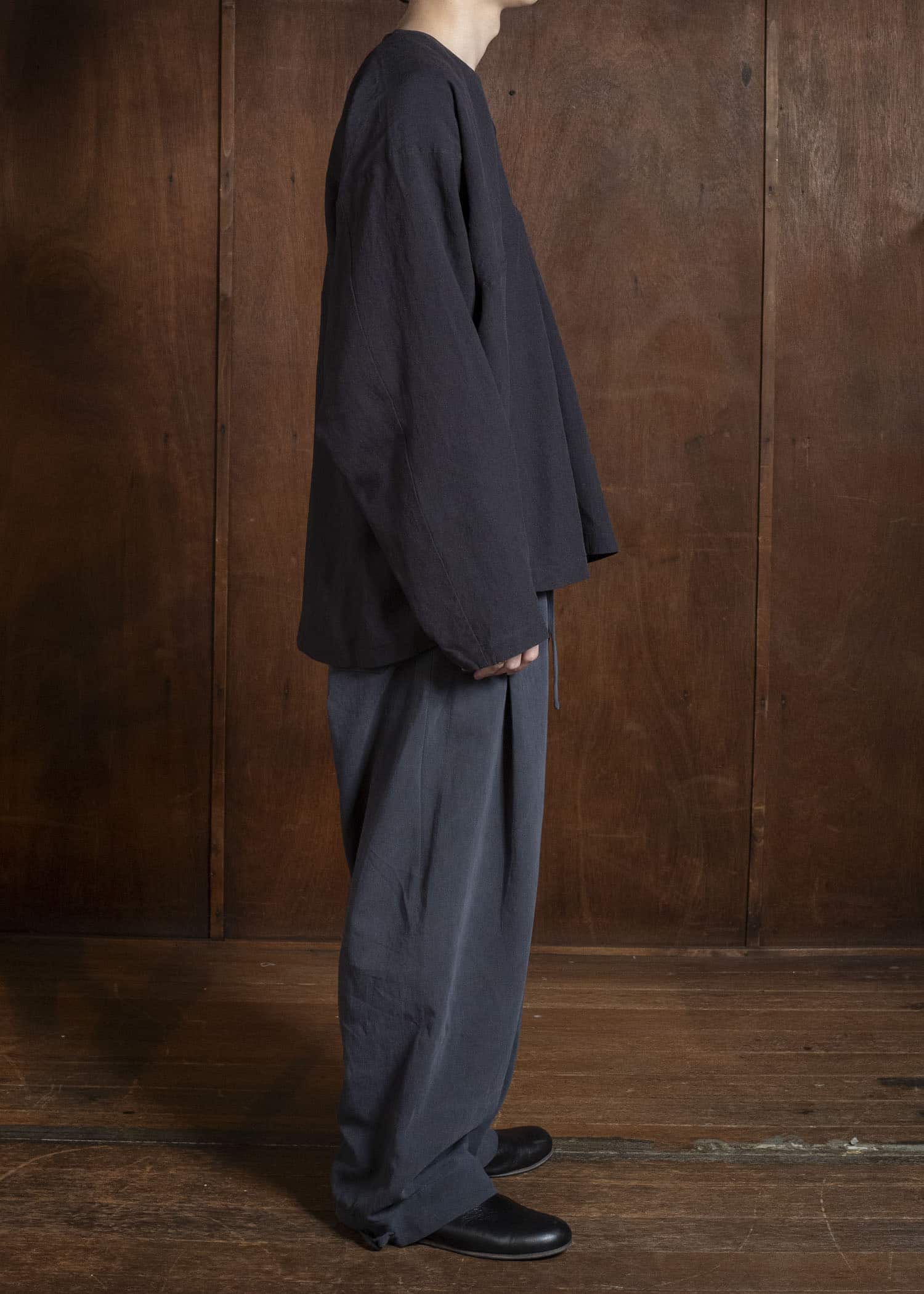 JAN-JAN VAN ESSCHE TUNIC#43 SHORT, LOOSE TUNIC WITH YOKE AND LONG SLEEVES | LINEN SILK SHIRTING Sumi Kuro