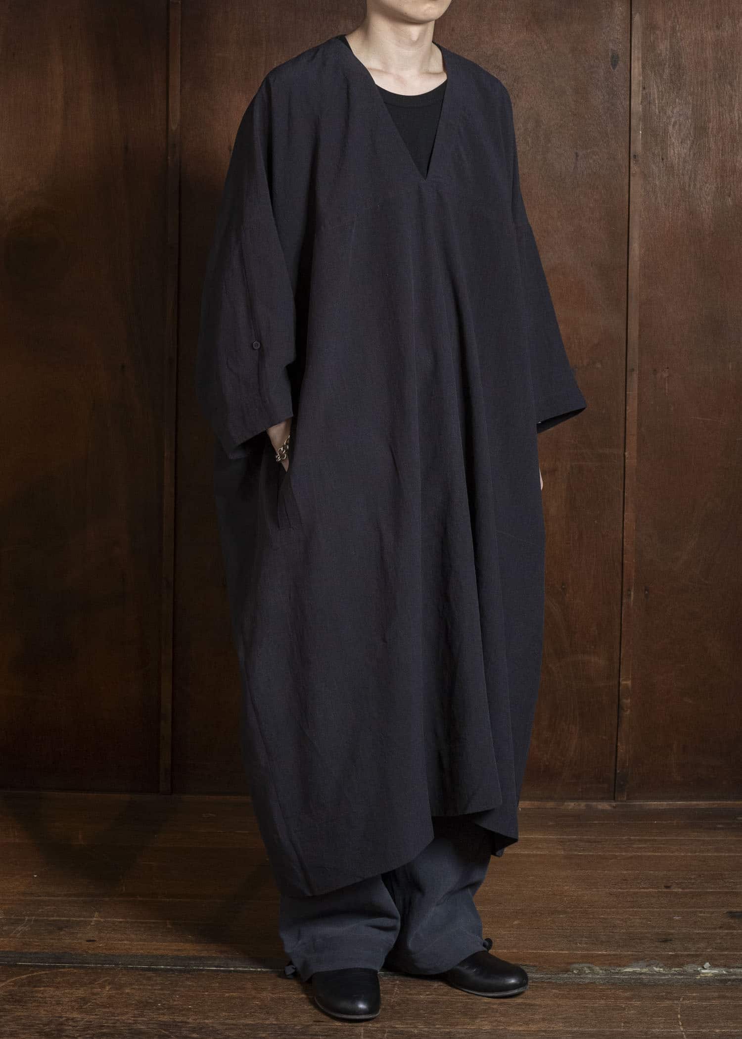 JAN-JAN VAN ESSCHE TUNIC#44 LONG, OVERSIZED TUNIC WITH YOKE AND JET OPENINGS Linen Silk Shirting | Sumi Kuro